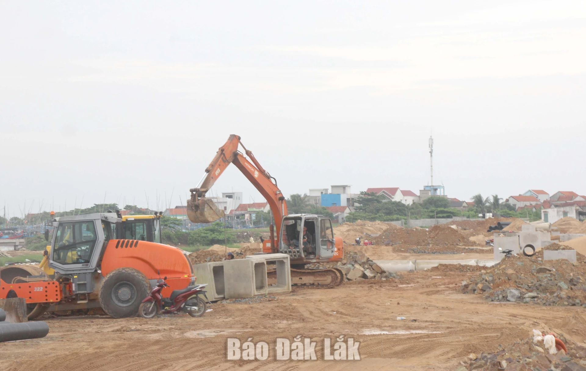 Contractors carrying out construction on the technical infrastructure serving the southern residential area within the South Tuy Hoa City New Urban Area.