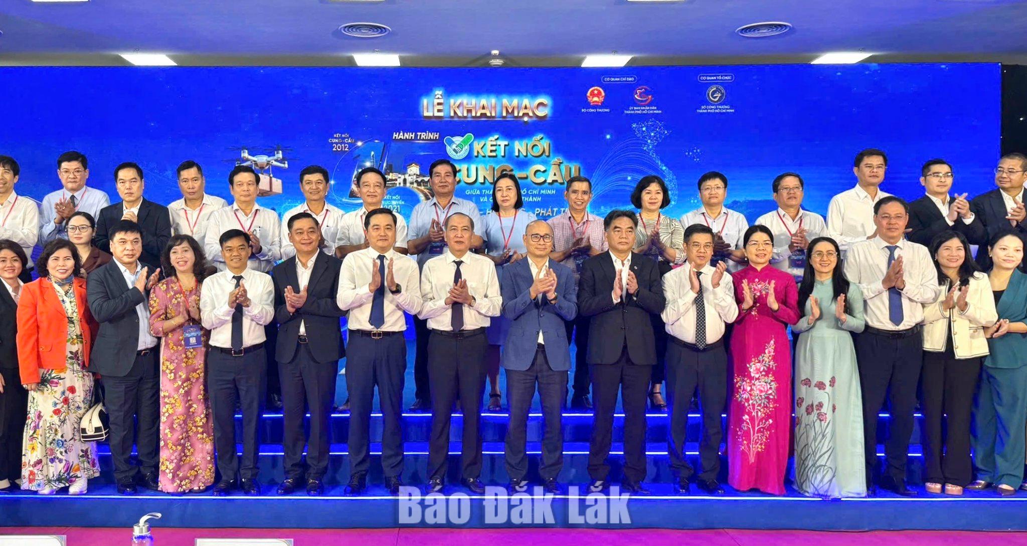 The delegation from the Dak Lak Department of Industry and Trade together with local enterprises posing for a group photo at the event.