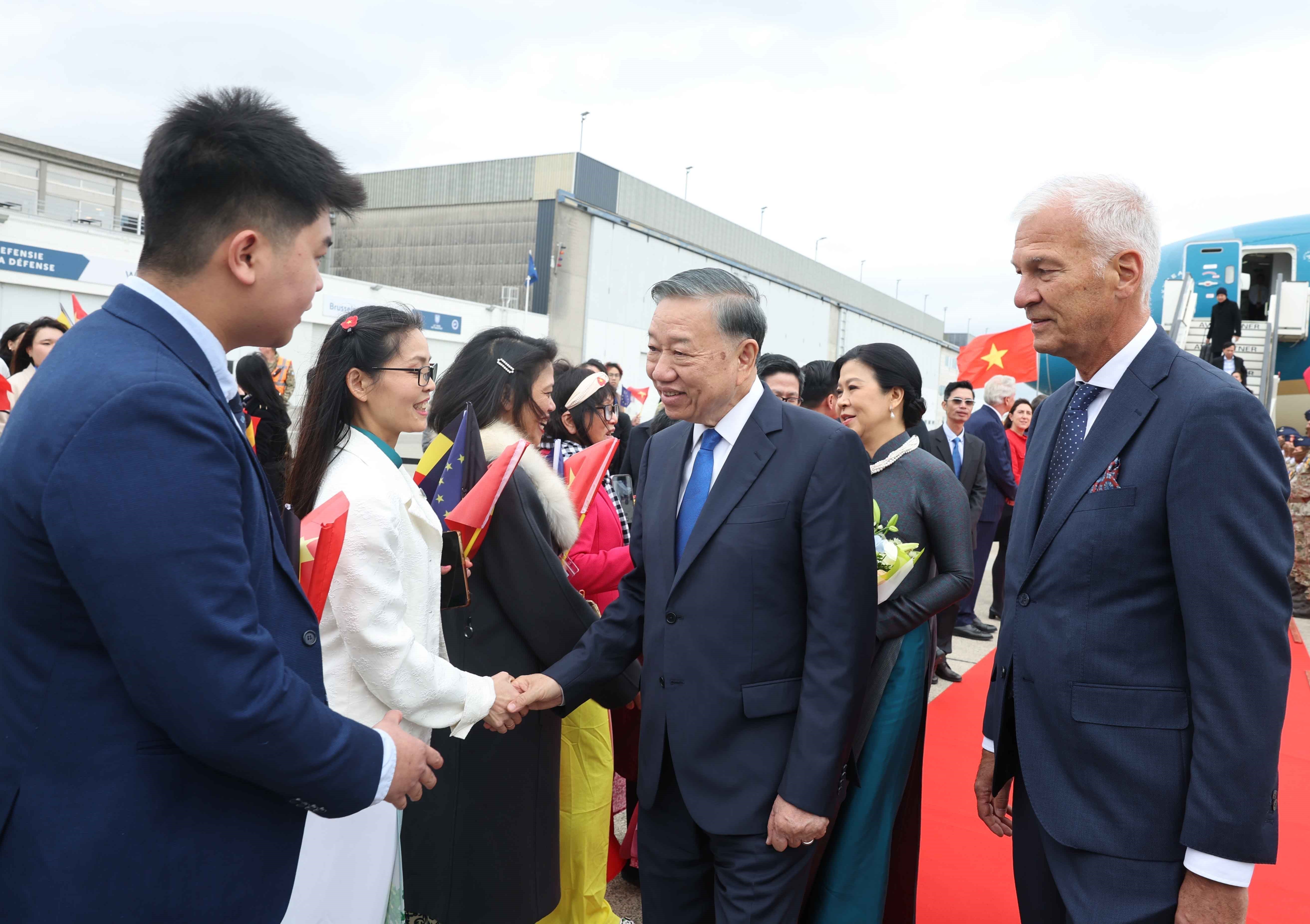Cán bộ, nhân viên Đại sứ quán và cộng đồng người Việt Nam đón Tổng Bí thư, Chủ tịch nước Tô Lâm và Phu nhân Ngô Phương Ly tại Sân bay quân sự Melsbroek, Brussels. Ảnh: TTXVN