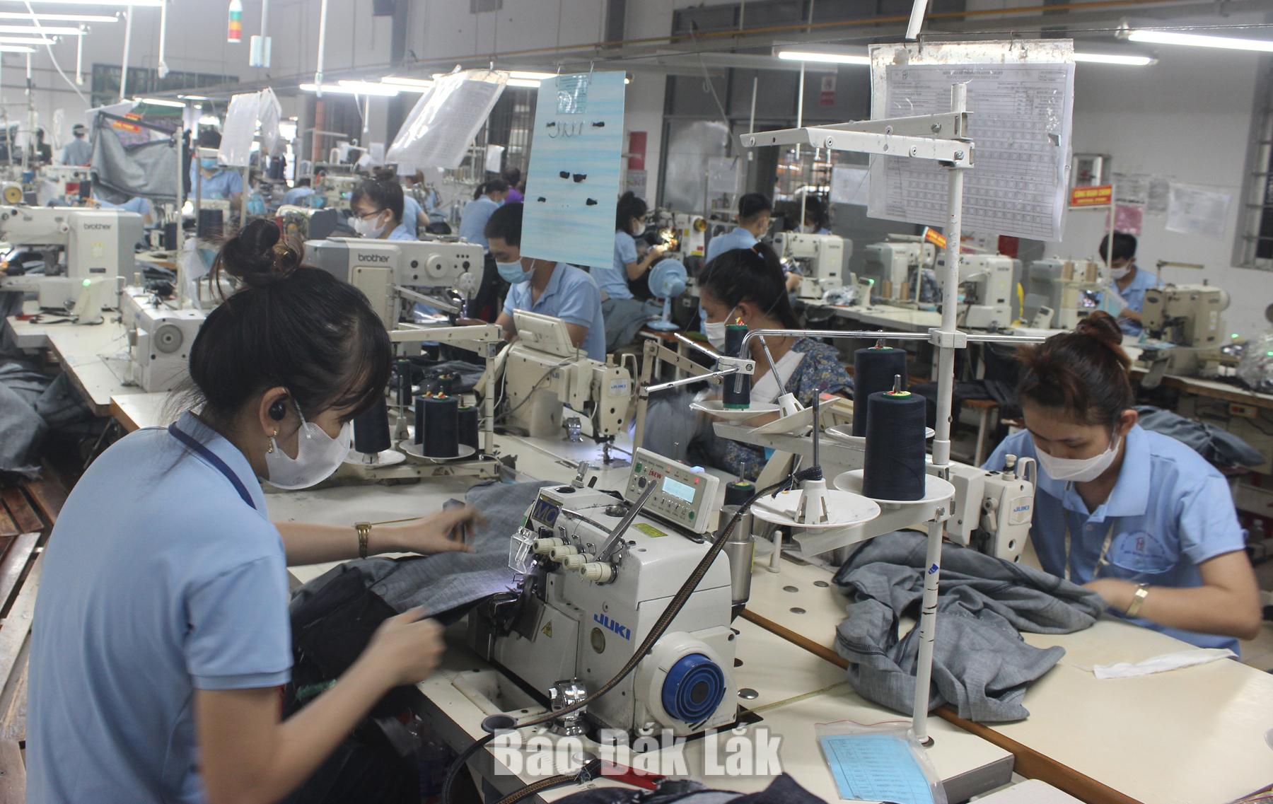 Gia công hàng may mặc phục vụ xuất khẩu tại một công ty may ở phường Tuy Hòa. Ảnh: PV
