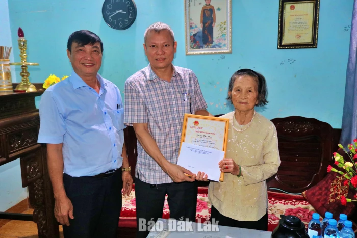 Phường Buôn Ma Thuột thăm, chúc thọ người cao tuổi nhân Ngày Quốc tế Người cao tuổi