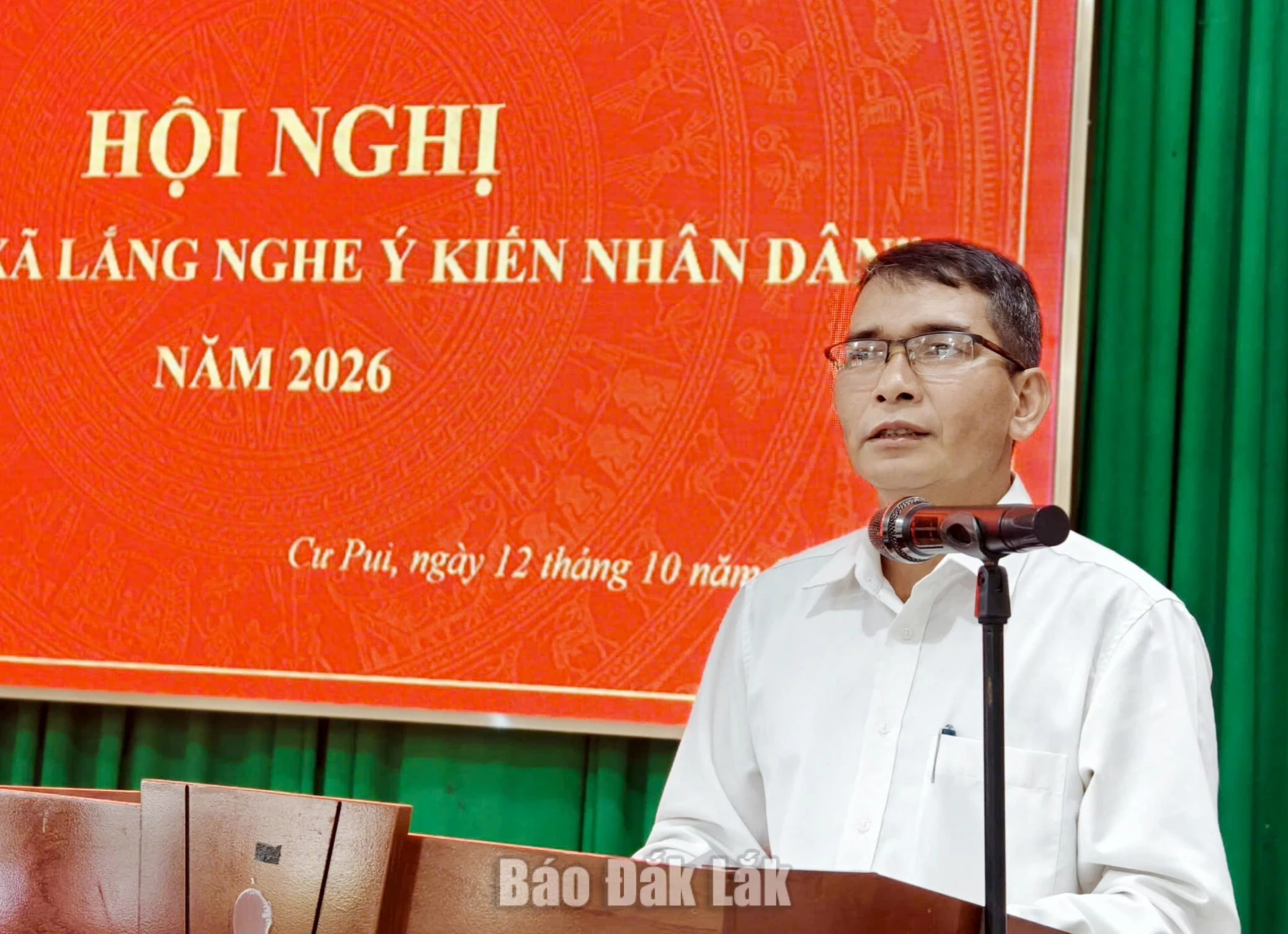 Đồng chí Y Kok Mdrang, Phó Bí thư Thường trực Đảng ủy xã Cư Pui phát biểu tại hội nghị.