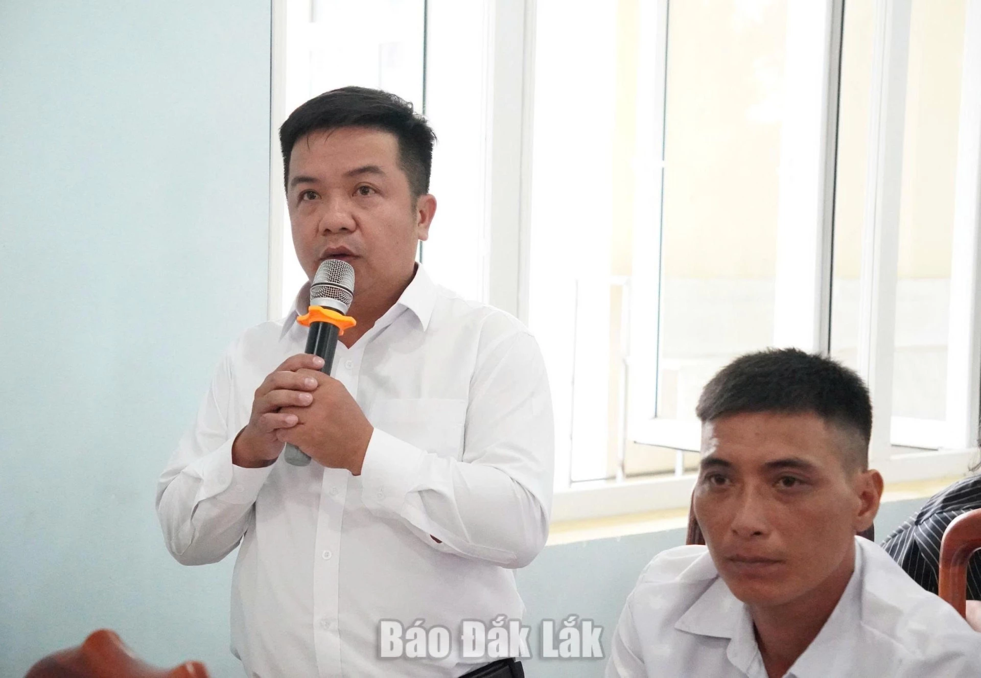 Cử tri xã Ea Ning kiến nghị một số nội dung tại hội nghị.