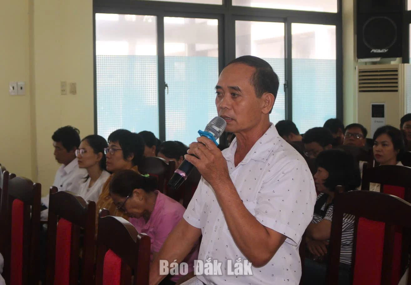 Cử tri nêu ý kiến tại hội nghị.