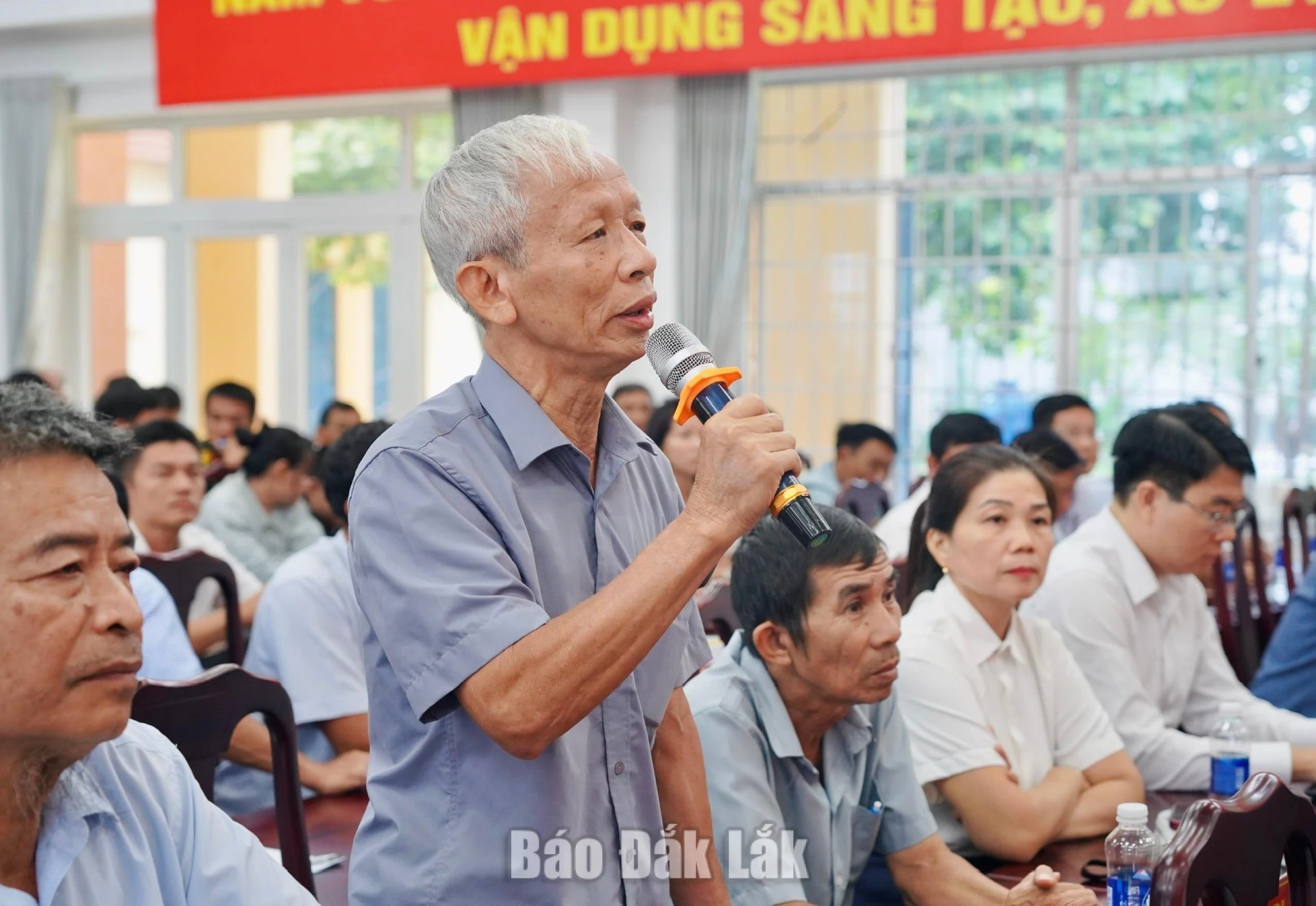 Cử tri nêu ý kiến tại buổi tiếp xúc.