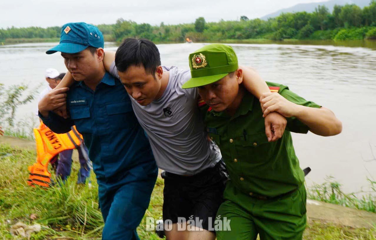 Lực lượng cứu hộ đưa người đã được sơ cứu về nơi an toàn.