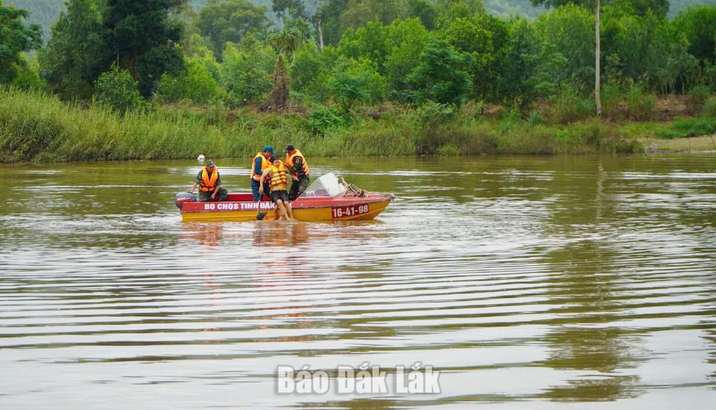 Lực lượng cứu hộ đưa người bị lũ cuốn lên ca nô.