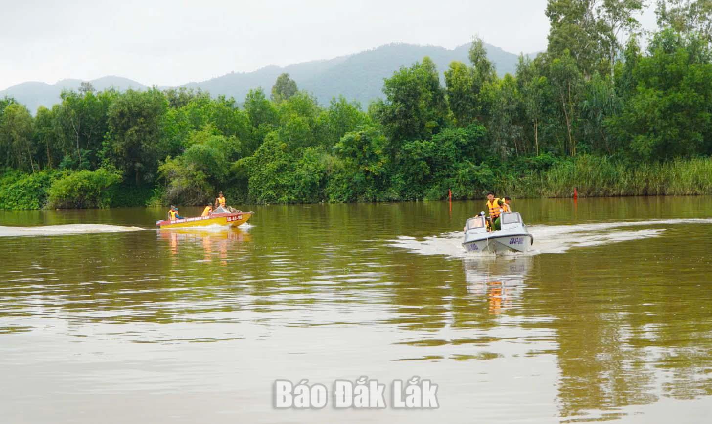 Các lực lượng đưa ca nô tiếp cận khu vực có người gặp nạn.