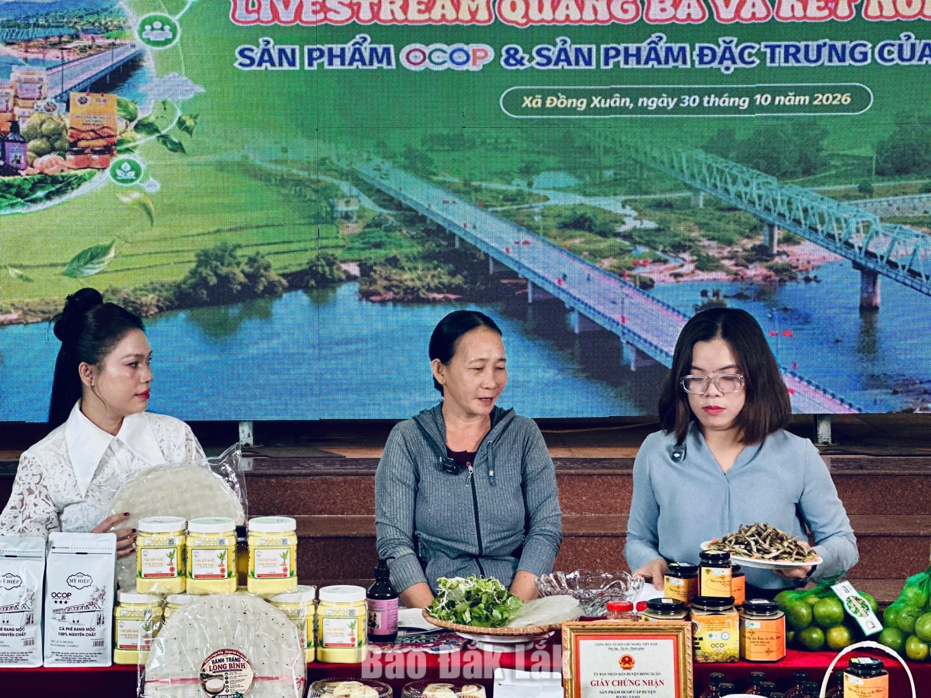 Các chủ thể OCOP thực hành livestream quảng bá nông sản cùa xã Đồng Xuân