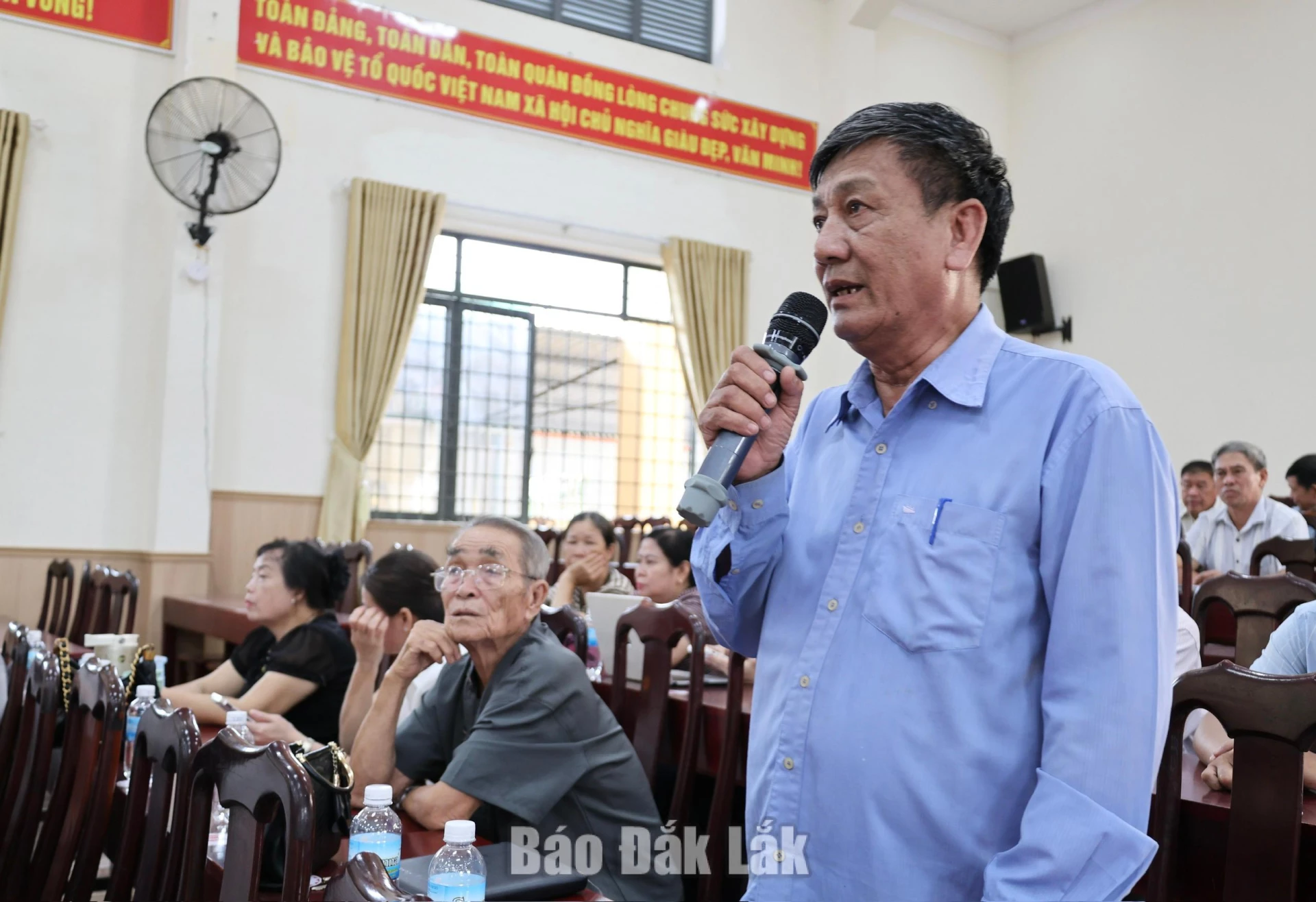 Đại biểu nêu ý kiến tại hội nghị.