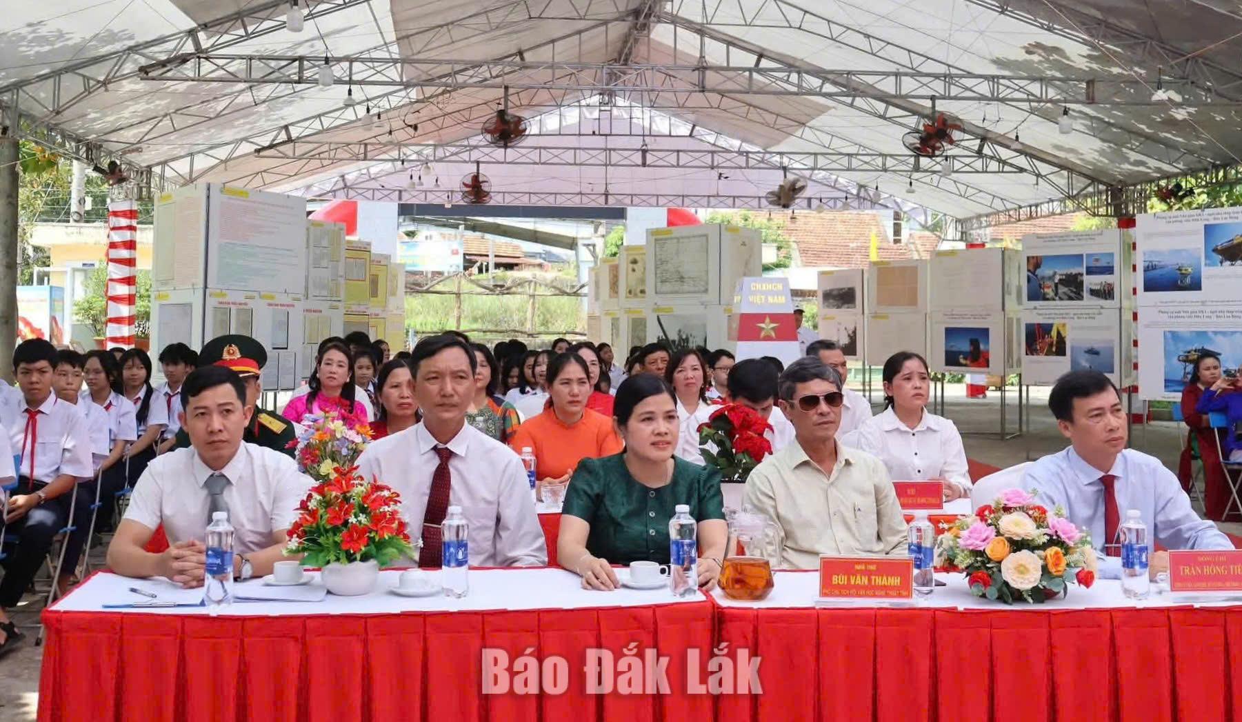 Các đại biểu tham dự bế mạc Triển lãm lưu động “Hoàng Sa, Trường Sa của Việt Nam - Những bằng chứng lịch sử và pháp lý”. 