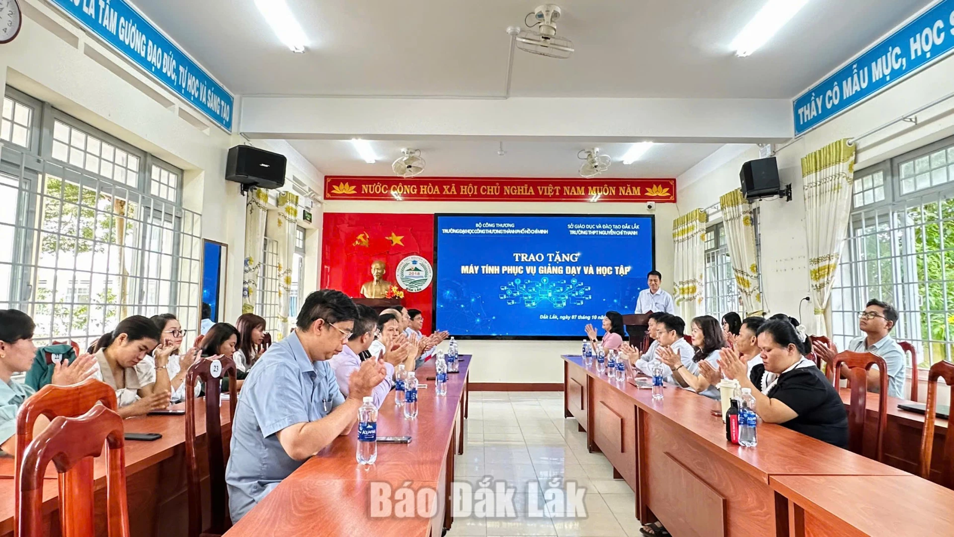 Các đại biểu tham dự buổi lễ.
