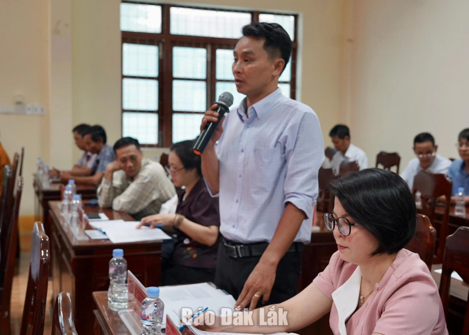 Các đại biểu HĐND phường tham gia thảo luận tại hội nghị.