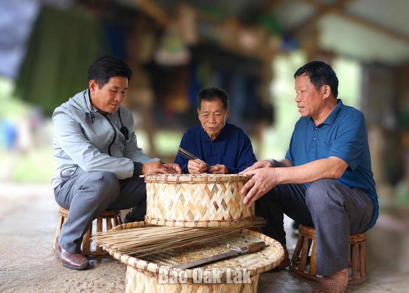 Ông Hà Đình Xuân động viên bà con người Tày giữ nghề đan lát truyền thống của dân tộc. 