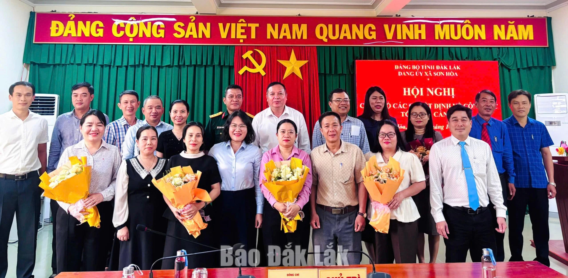 Lãnh đạo xã Sơn Hòa công bố 10 chi bộ trực thuộc Đảng ủy xã.