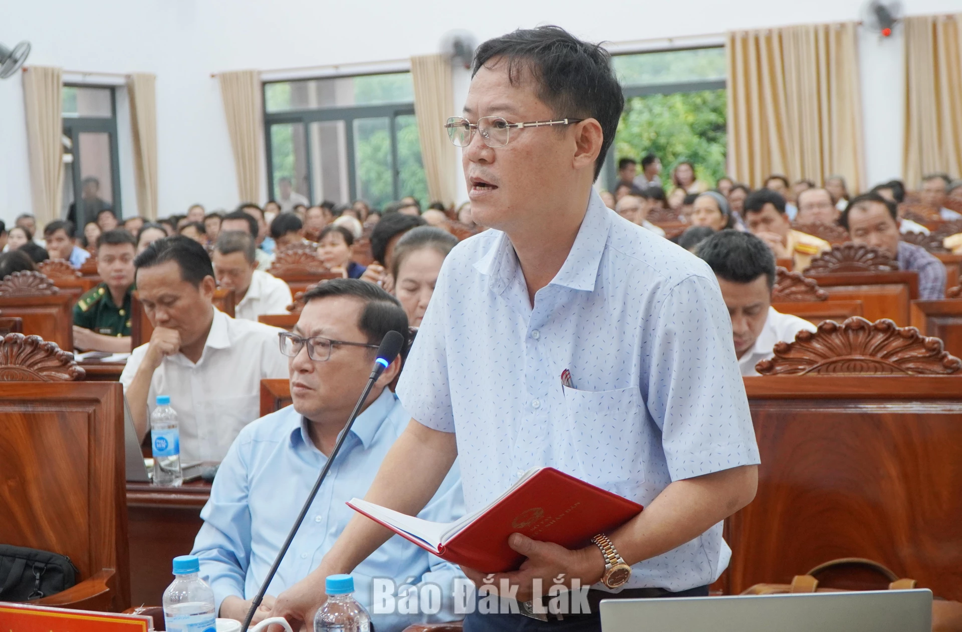 Lãnh đạo địa phương trả lời vướng mắc của cử tri.