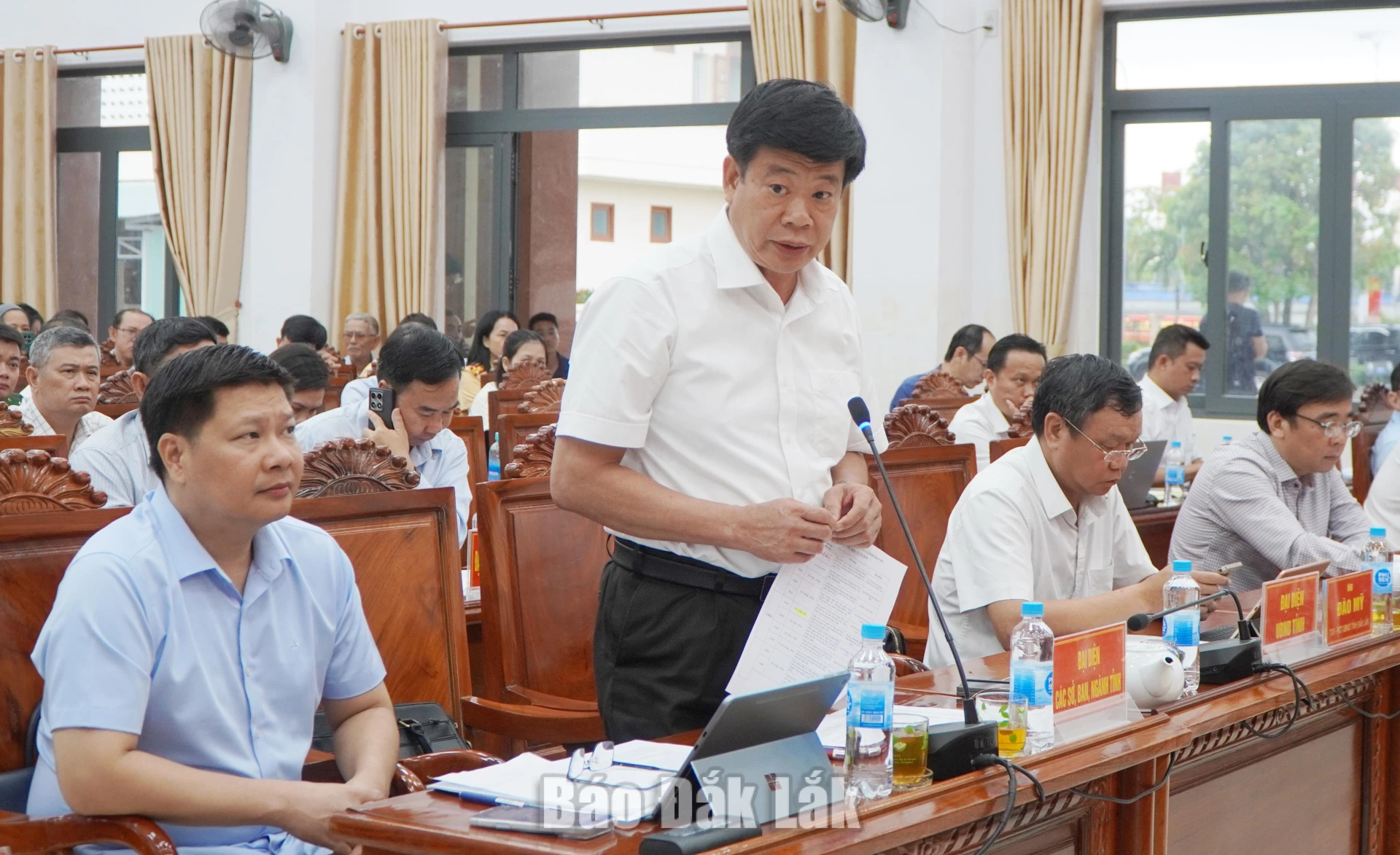 Ông Bùi Hồng Quý, Giám đốc Sở Nông nghiệp và Môi trường tỉnh giải trình những vấn đề cử tri quan tâm.