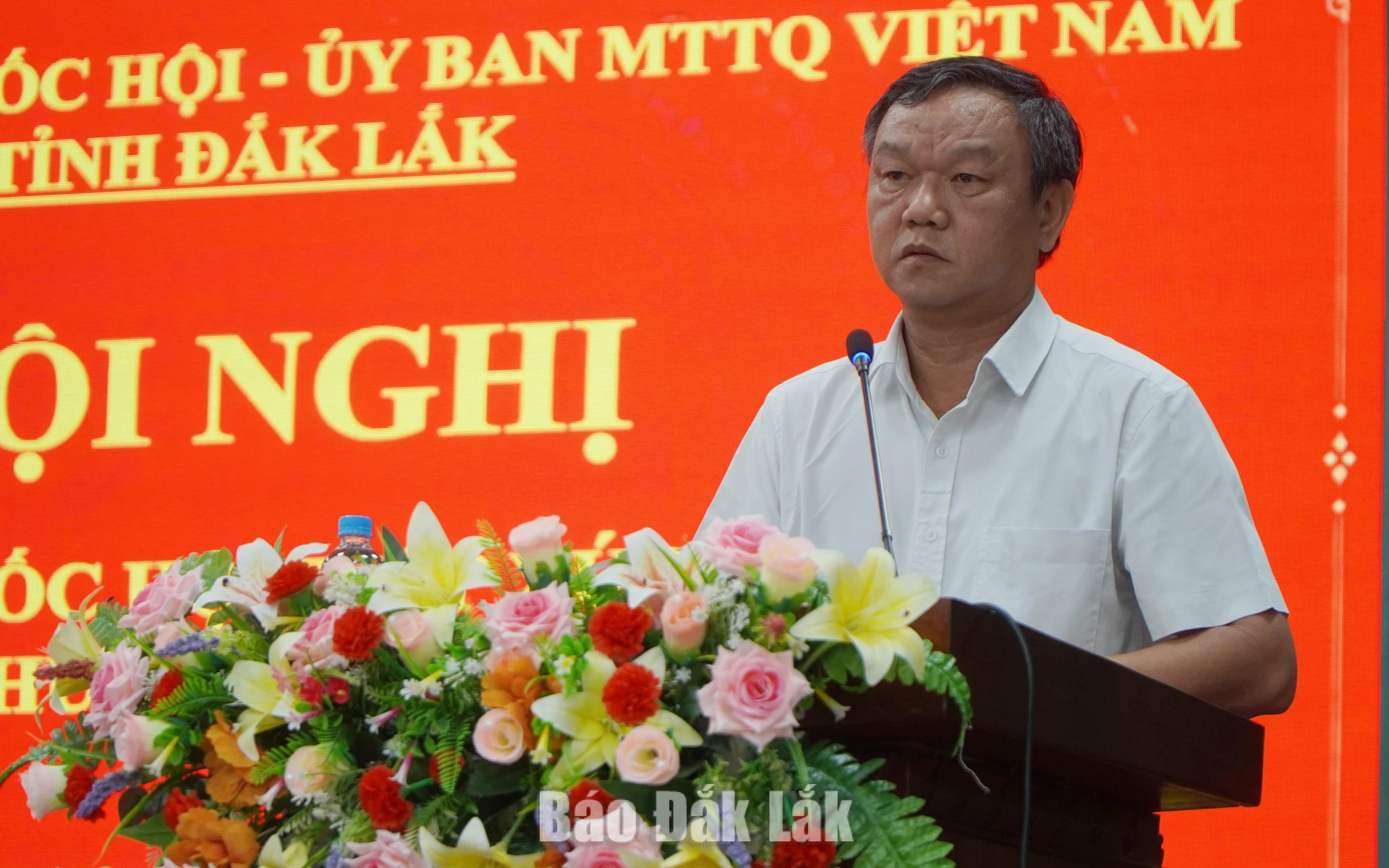 Đồng chí Đào Mỹ, Phó Chủ tịch UBND tỉnh trả lời cử tri tại hội ngihj.