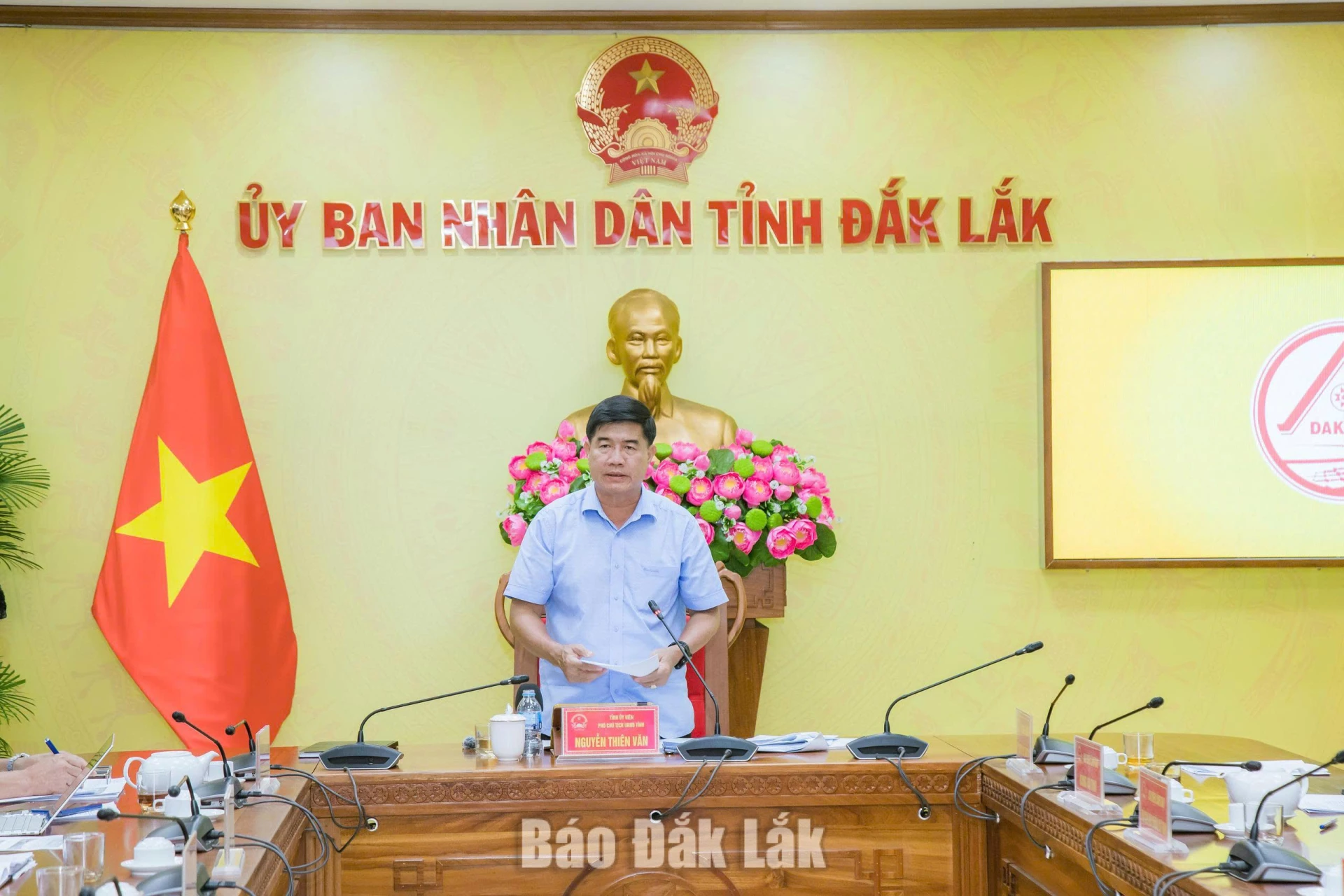 Phó Chủ tịch UBND tỉnh Nguyễn Thiên Văn chủ trì cuộc họp.
