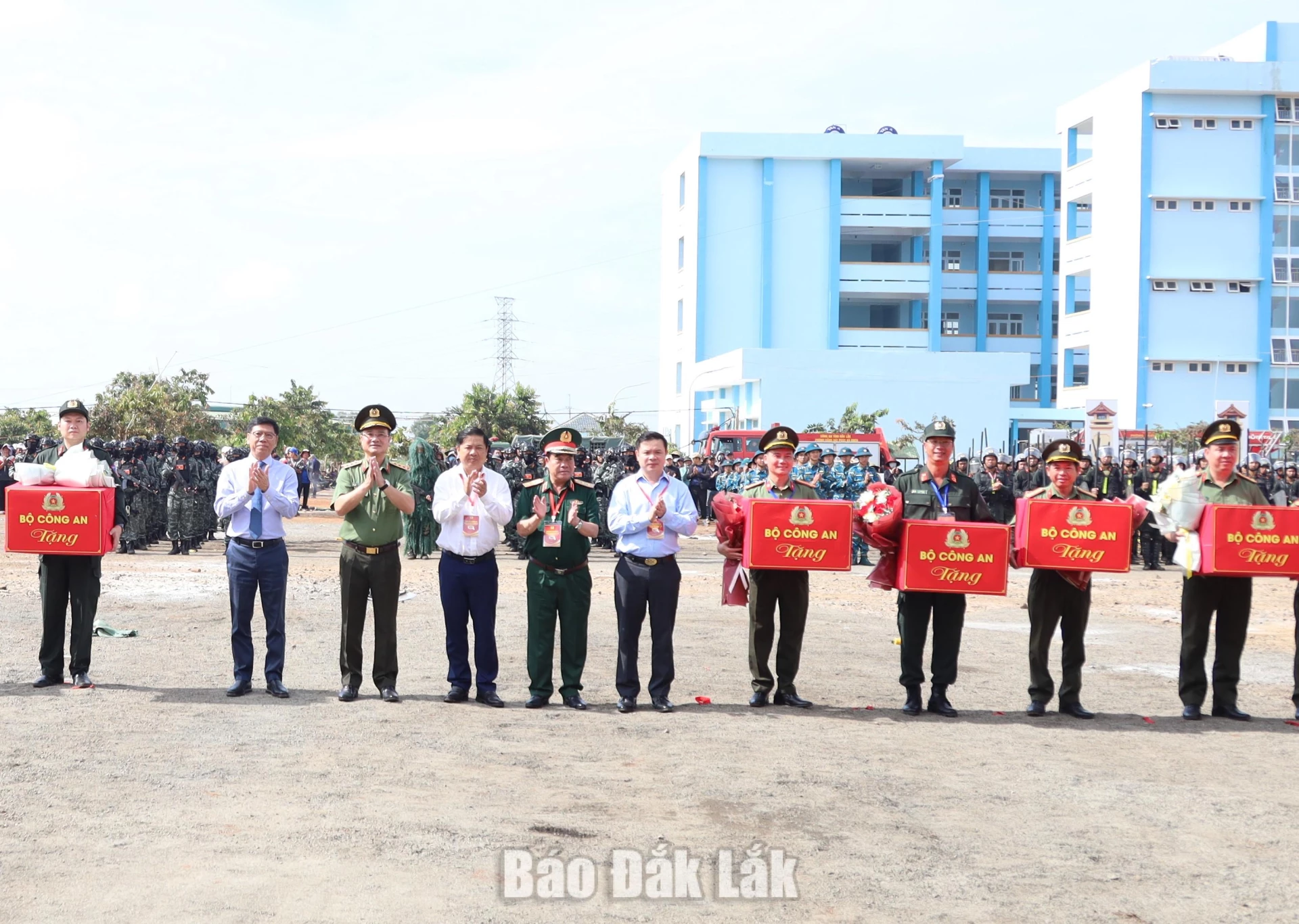 Các đại biểu trao hoa và quà của Bộ Công an tặng các lực lượng tham gia diễn tập.
