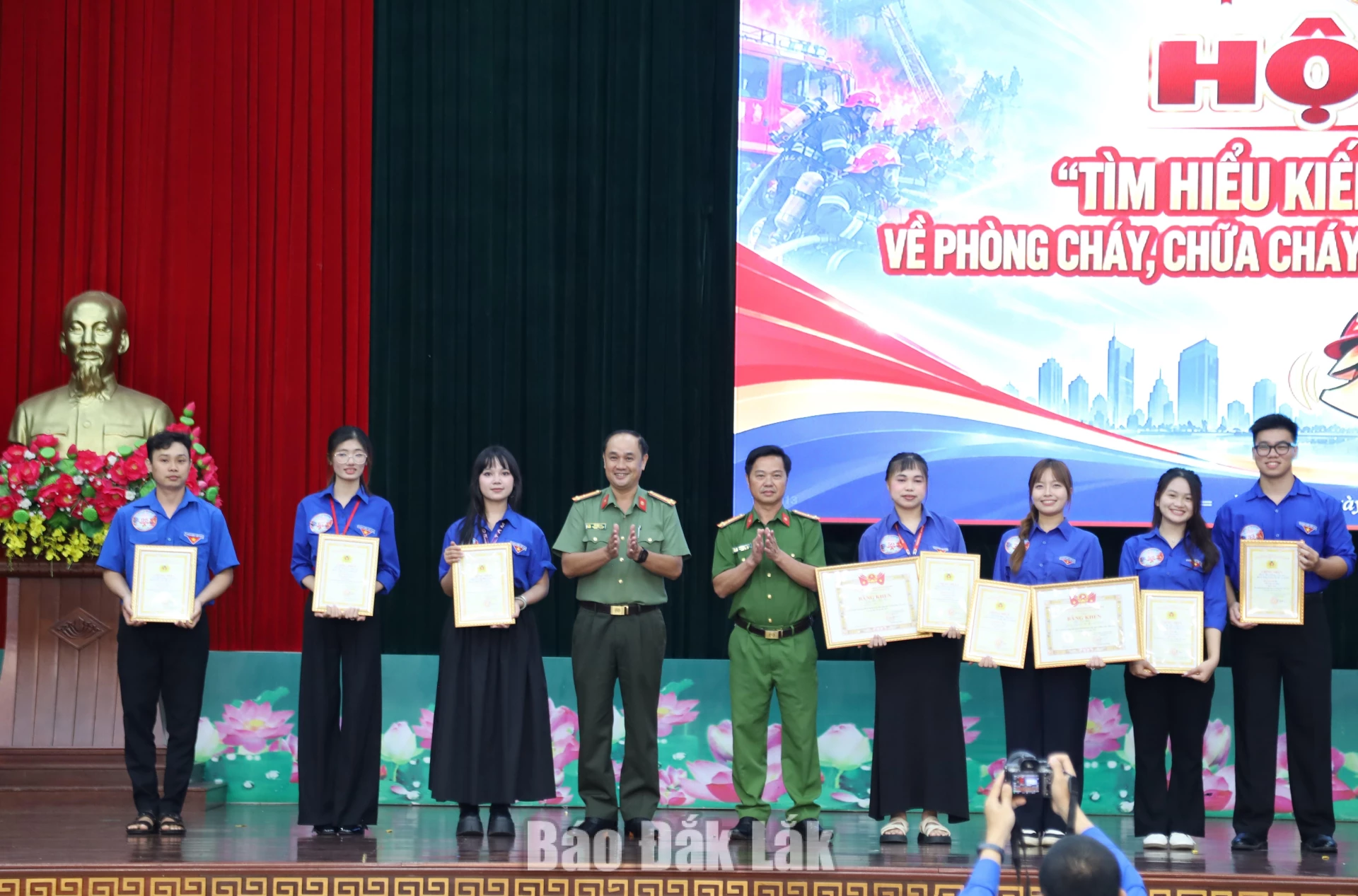 Ban tổ chức trao giải cho các thí sinh đạt thành tích cao trong nội dung thi “Rung chuông vàng”