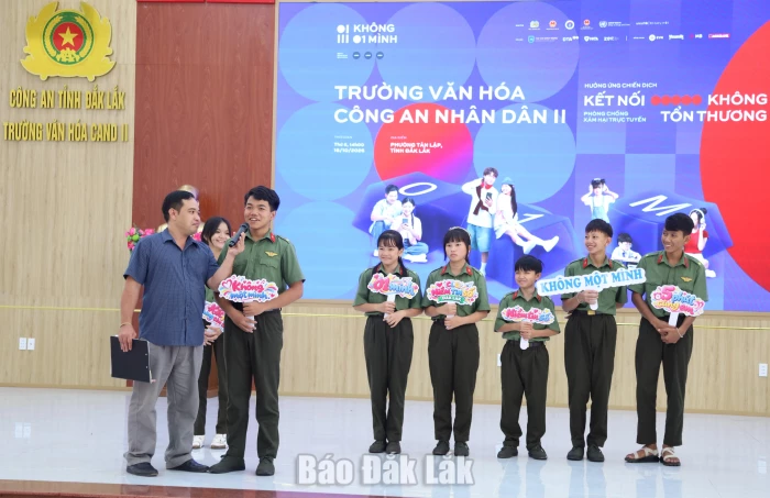 Các em học sinh tham gia hoạt động tương tác với đại sứ truyền thông về chia sẻ mong muốn được thầy cô, cha mẹ, cộng đồng thấu hiểu