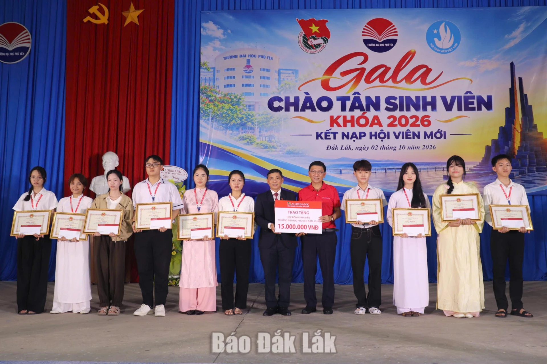Lãnh đạo Trường Đại học Phú Yên trao học bổng cho các em sinh viên.