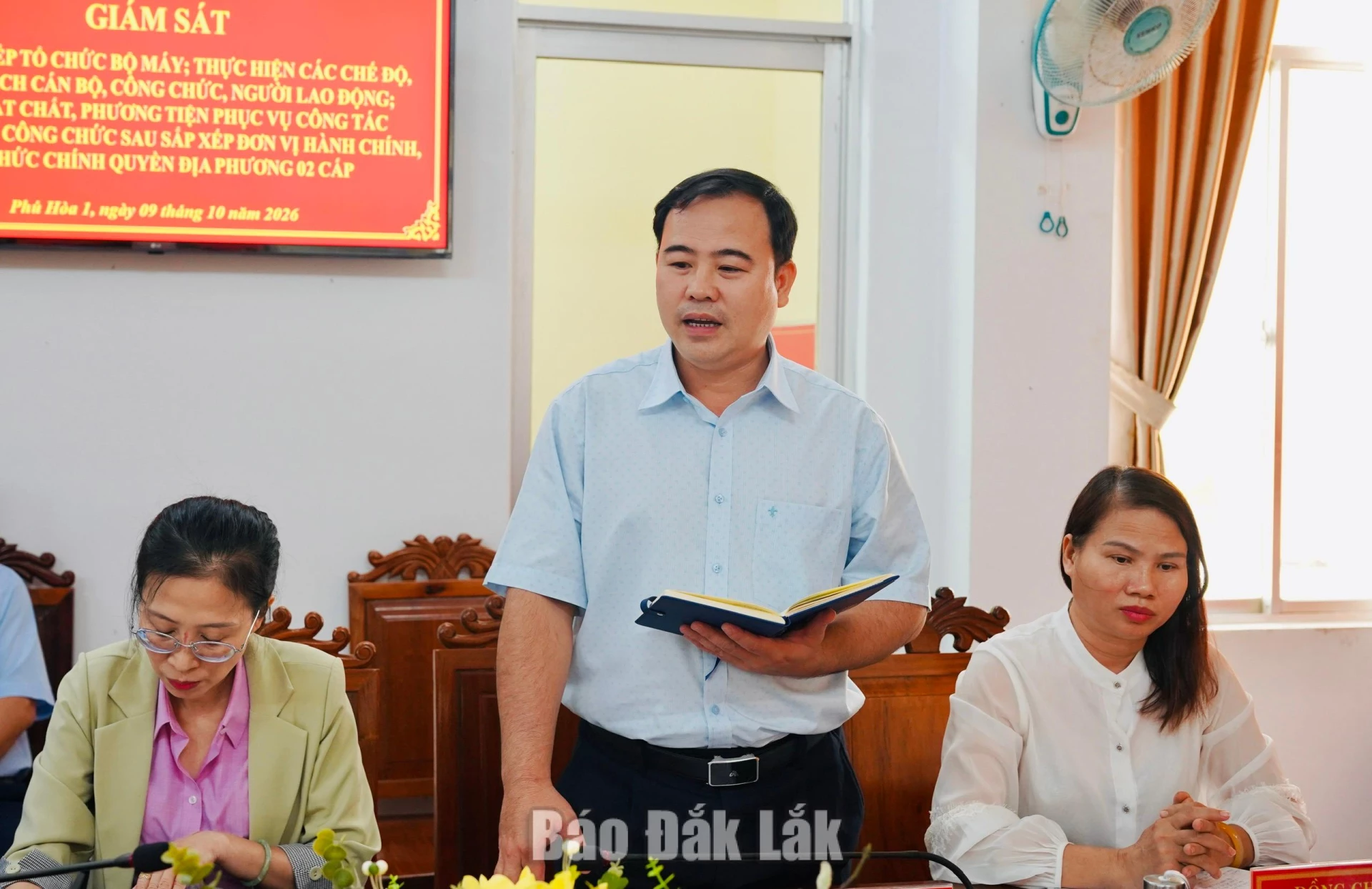 Chủ tịch UBND xã Phú Hòa 1, Nguyễn Trường Thi thông tin một số nội dung đoàn quan tâm tại buổi làm việc.