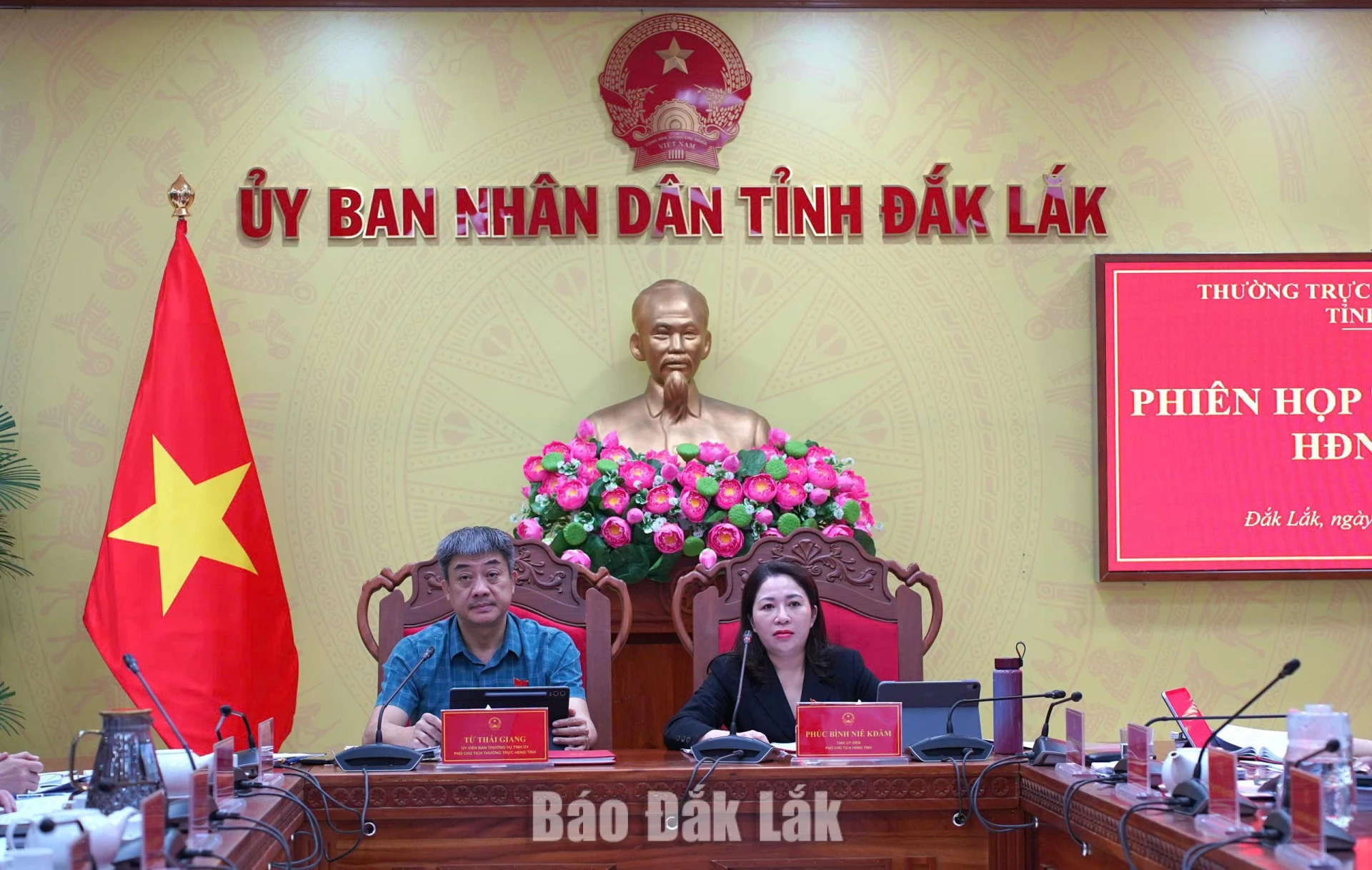 Đồng chí Từ Thái Giang, Ủy viên Ban Thường vụ Tỉnh ủy, Phó Chủ tịch Thường trực HĐND tỉnh và đồng chí Phúc Bình Niê Kđăm đồng chủ trì tại điểm cầu phía Tây.