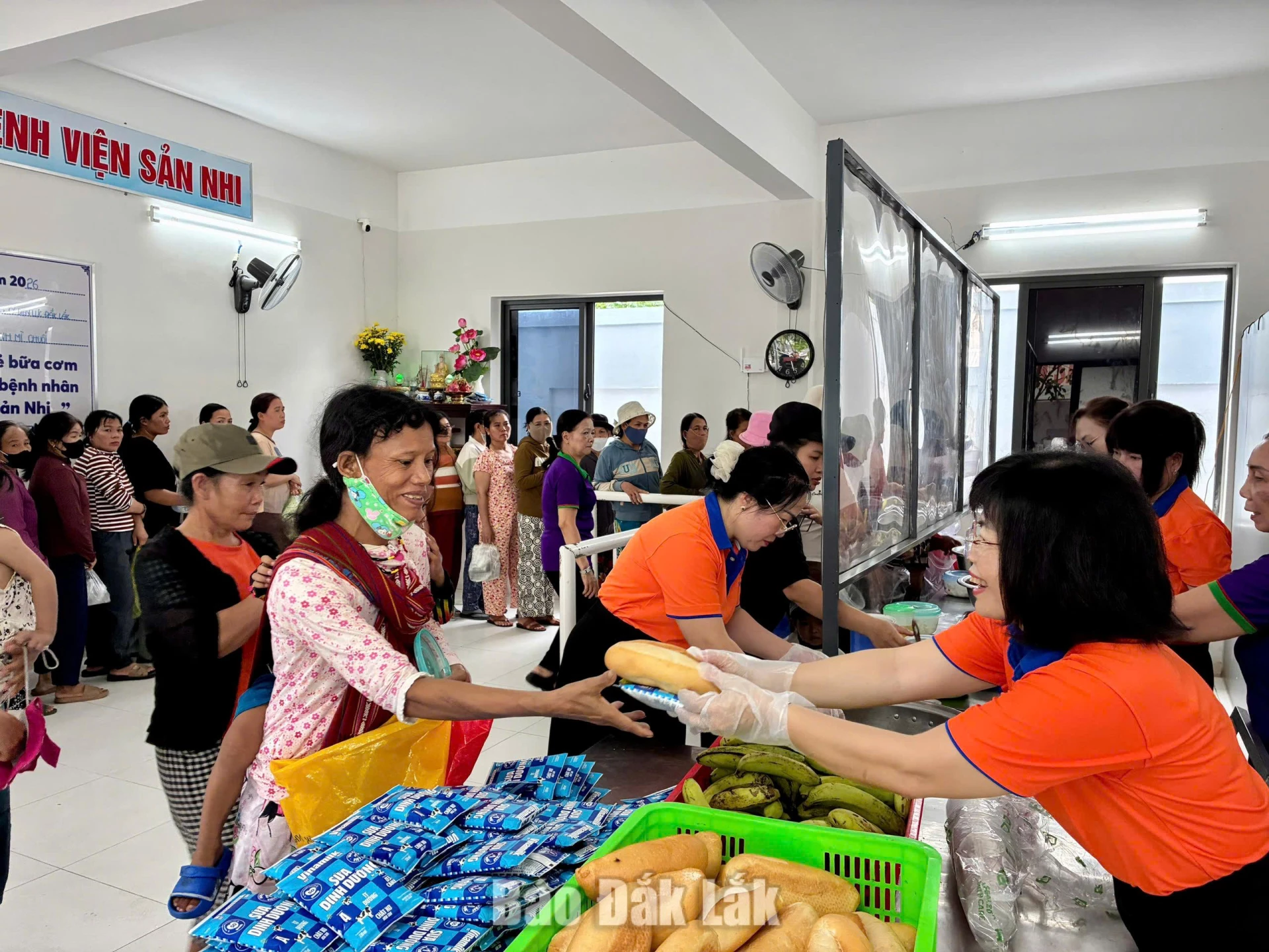 Các chị em trong Ban Nữ công Công ty Điện lực Đắk Lắ k trao suất ăn cho các bệnh nhân tại Bệnh viện Sản - Nhi Phú Yên.