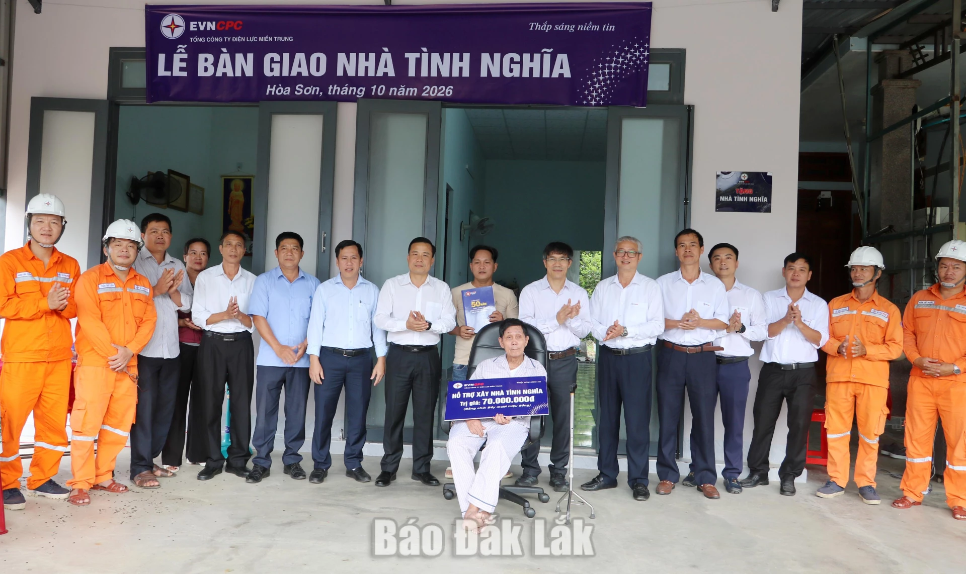 Lãnh đạo Công ty Điện lực Đắk Lắk cùng chính quyền địa phương trao nhà cho hộ ông Trần Thanh Xuân.