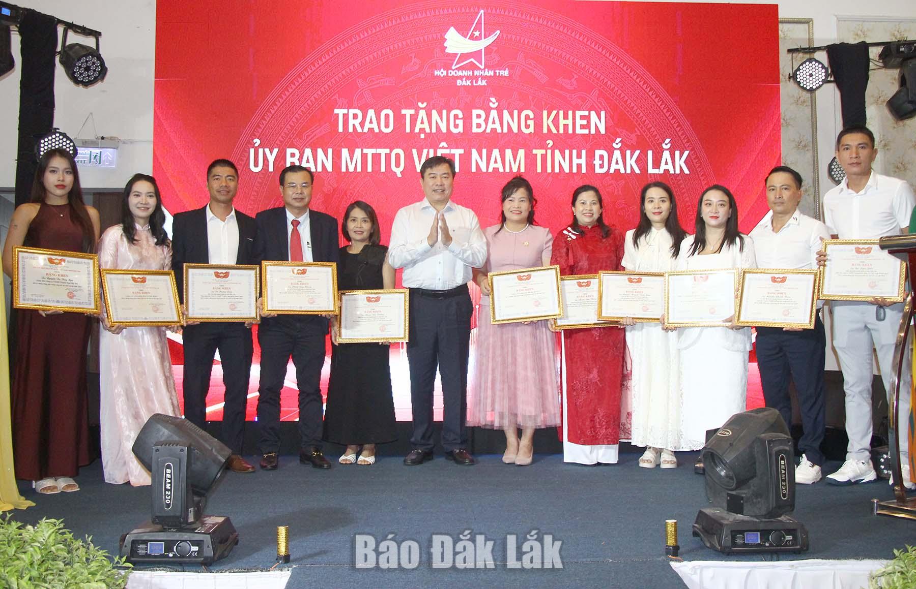 Phó Chủ tịch Thường trực Ủy ban MTTQ Việt Nam tỉnh Trần Hữu Thế tặng bằng khen cho các cá nhân, tập thể có nhiều đóng góp trong công tác an sinh xã hội năm 2026.