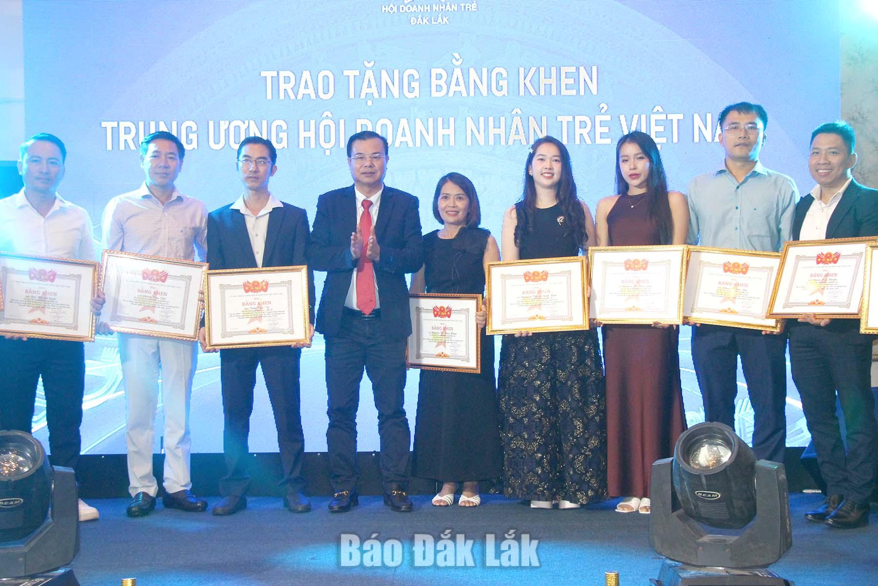 Chủ tịch Hội Doanh nhân trẻ tỉnh Nguyễn Huỳnh Vĩnh Huy tặng