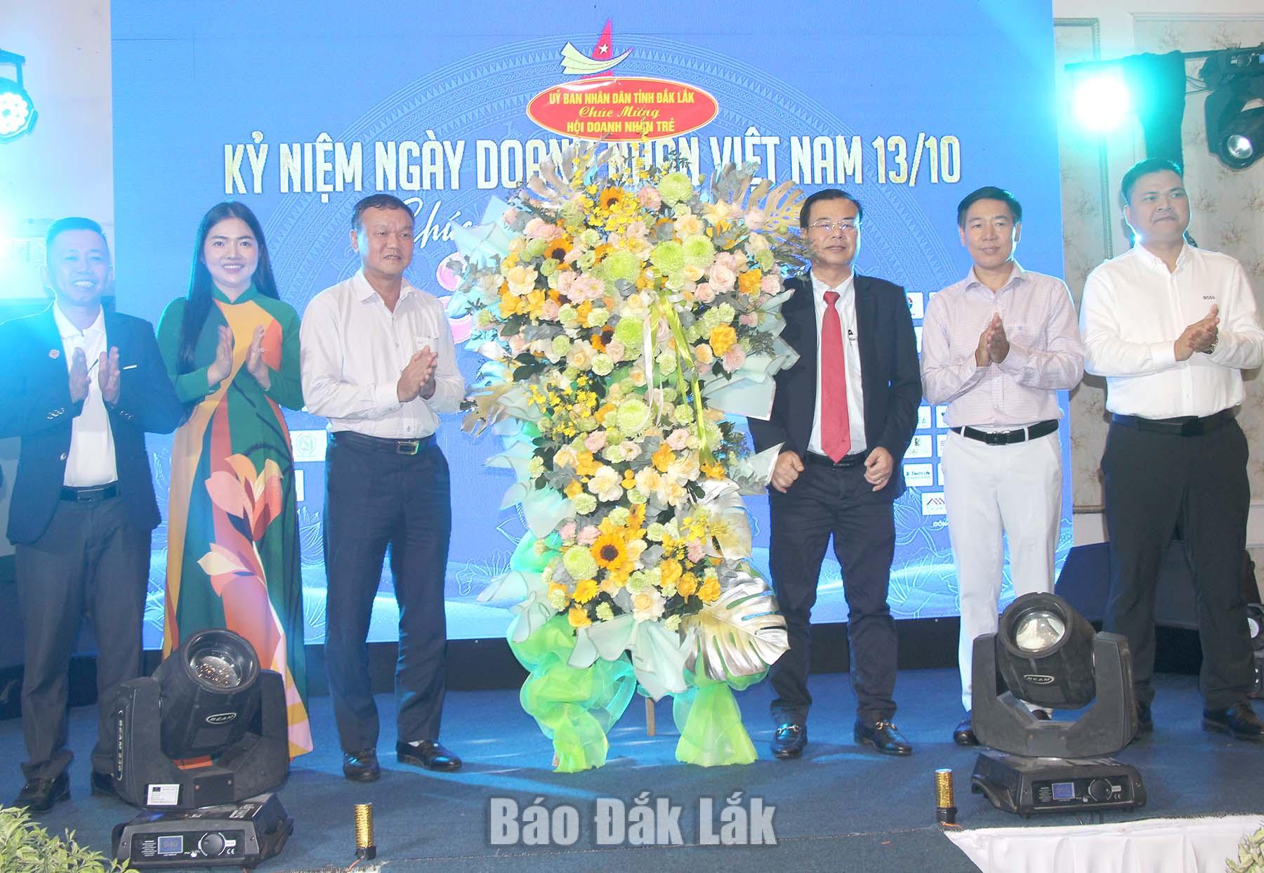 Phó Chủ tịch UBND tỉnh Đào Mỹ tặng hoa chúc mừng Hội Doanh nhân trẻ tỉnh.