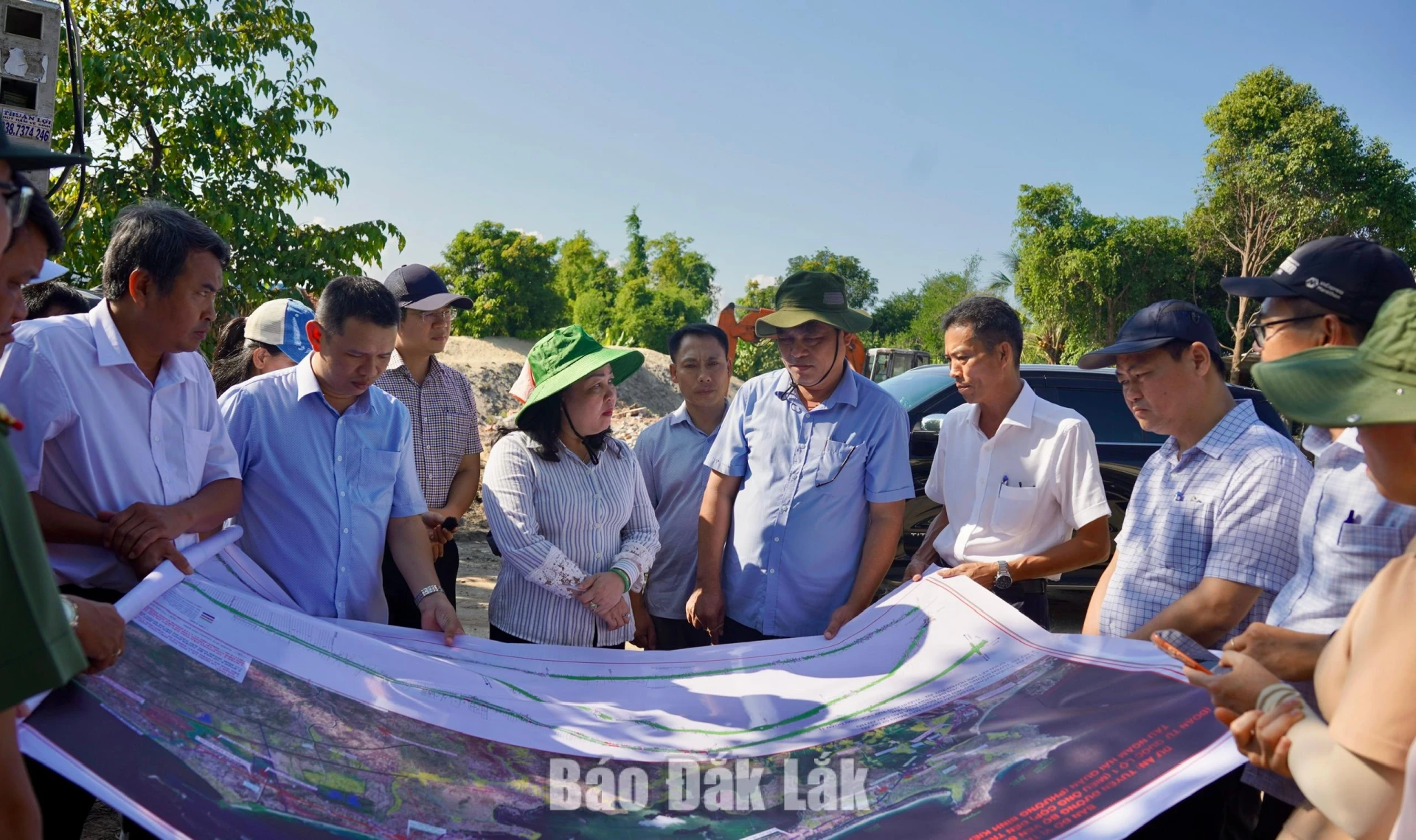 Đoàn khảo sát tuyến ven biển qua địa bàn xã Tuy An Nam.