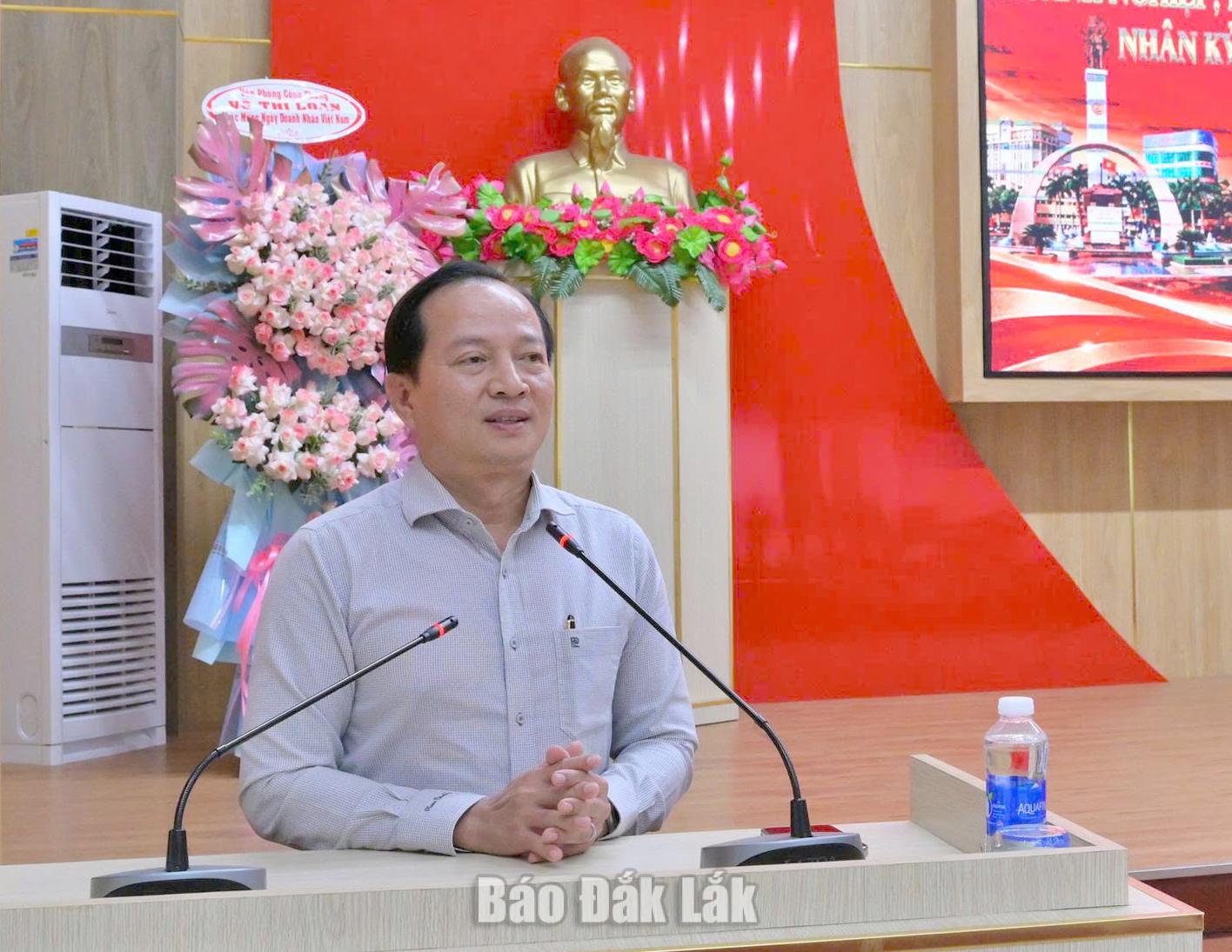 Phó Chủ tịch Hội Doanh nhân tỉnh Đắk Lắk, Giám đốc Bệnh viện Mắt Tây Nguyên Trần Đình Tuấn phát biểu tại hội nghị.