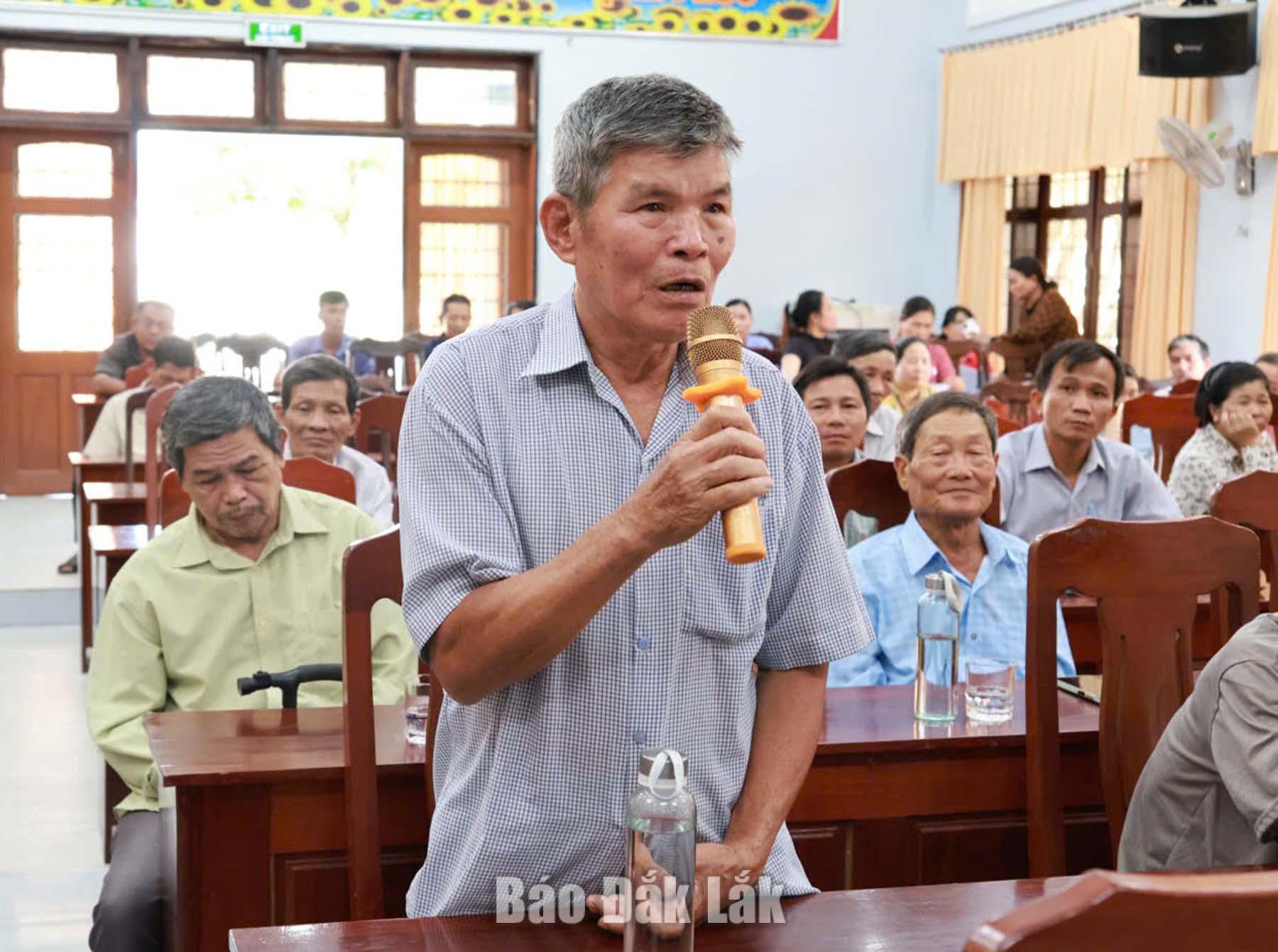 Người dân nêu ý kiến tại hội nghị.