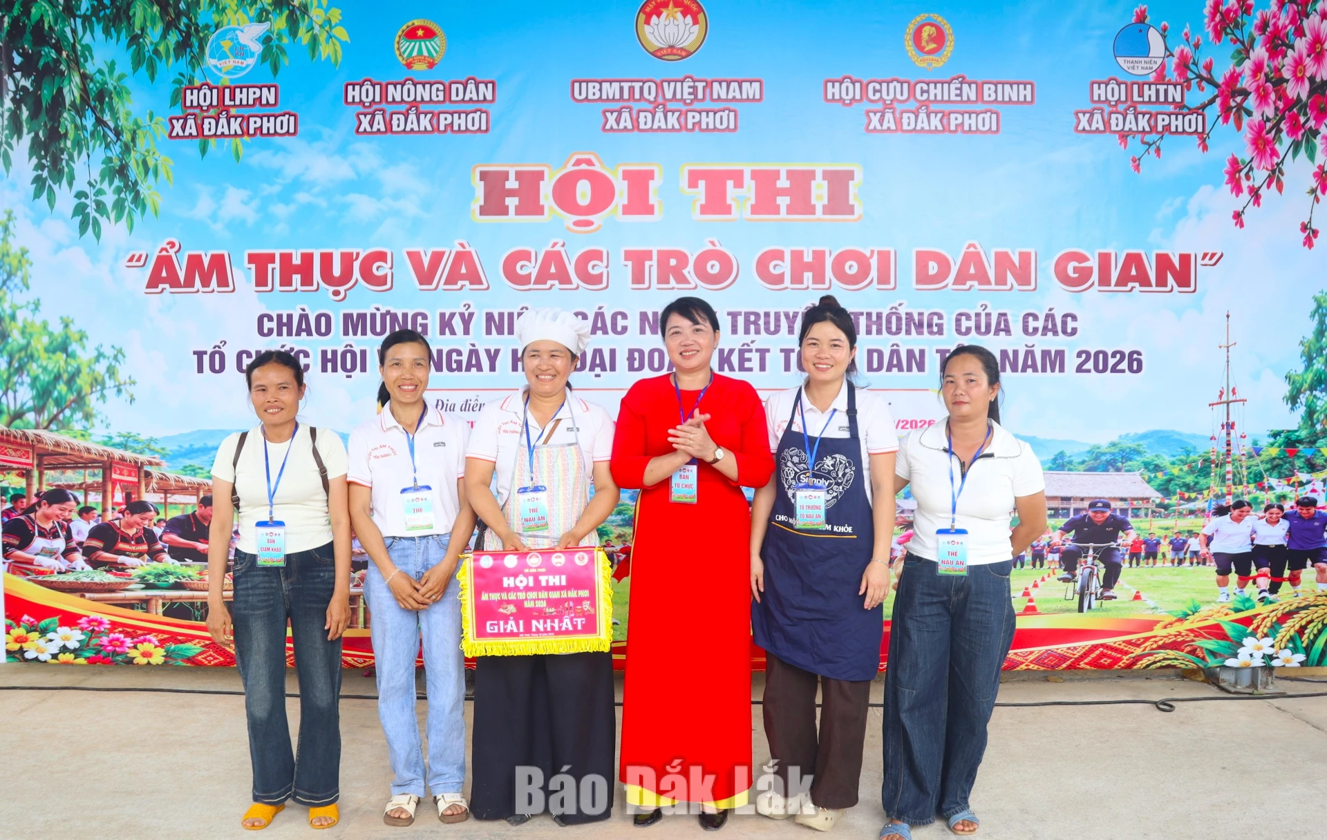 Bà Nguyễn Thị Bích, Chủ tịch Ủy ban MTTQ Việt Nam xã Đắk Phơi trao giải Nhất thi ẩm thực cho đội thôn Yên Thành.