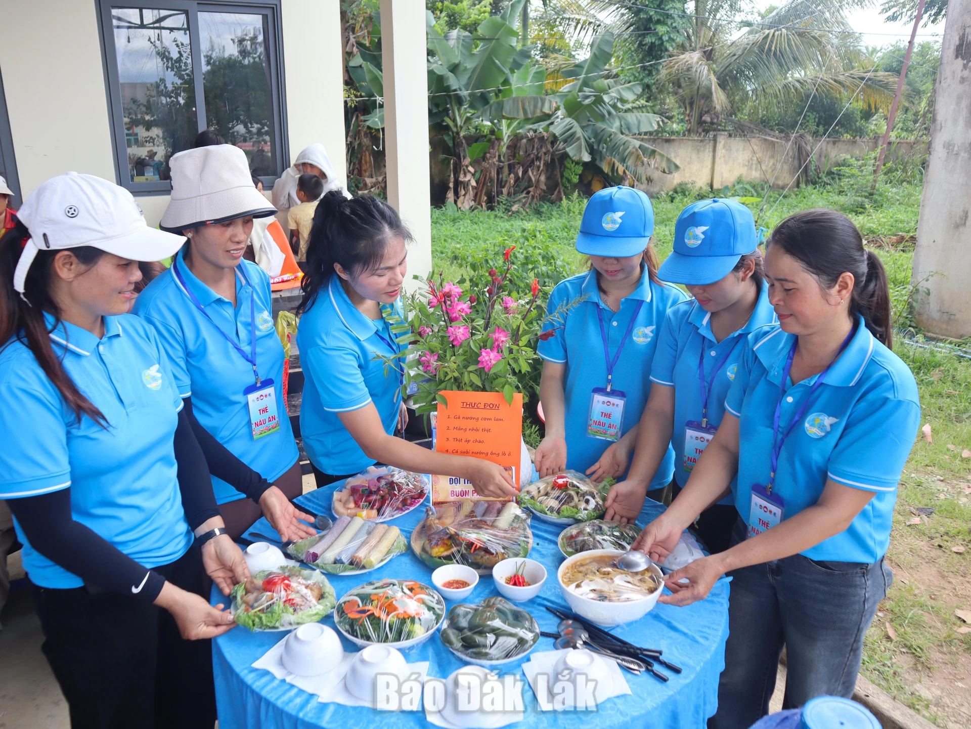 Đội thi buôn Pai Ar trình bày các món ăn tại Hội thi Ẩm thực xã Đắk Phơi năm 2026.