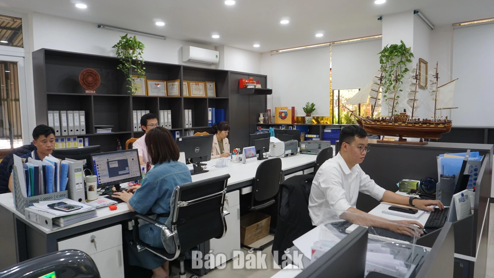 Nhân viên Công ty TNHH MTV Xuất nhập khẩu 2/9 Đắk Lắk chủ động ứng dụng công nghệ phục vụ công việc