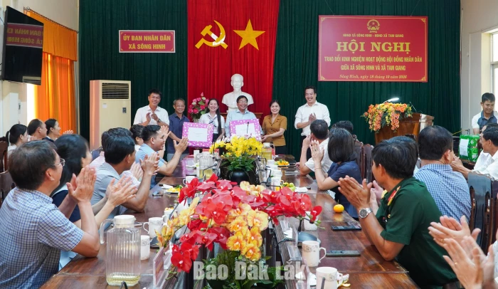 HĐND xã Sông Hinh và HĐND xã Tam Giang tặng quà lưu niệm.