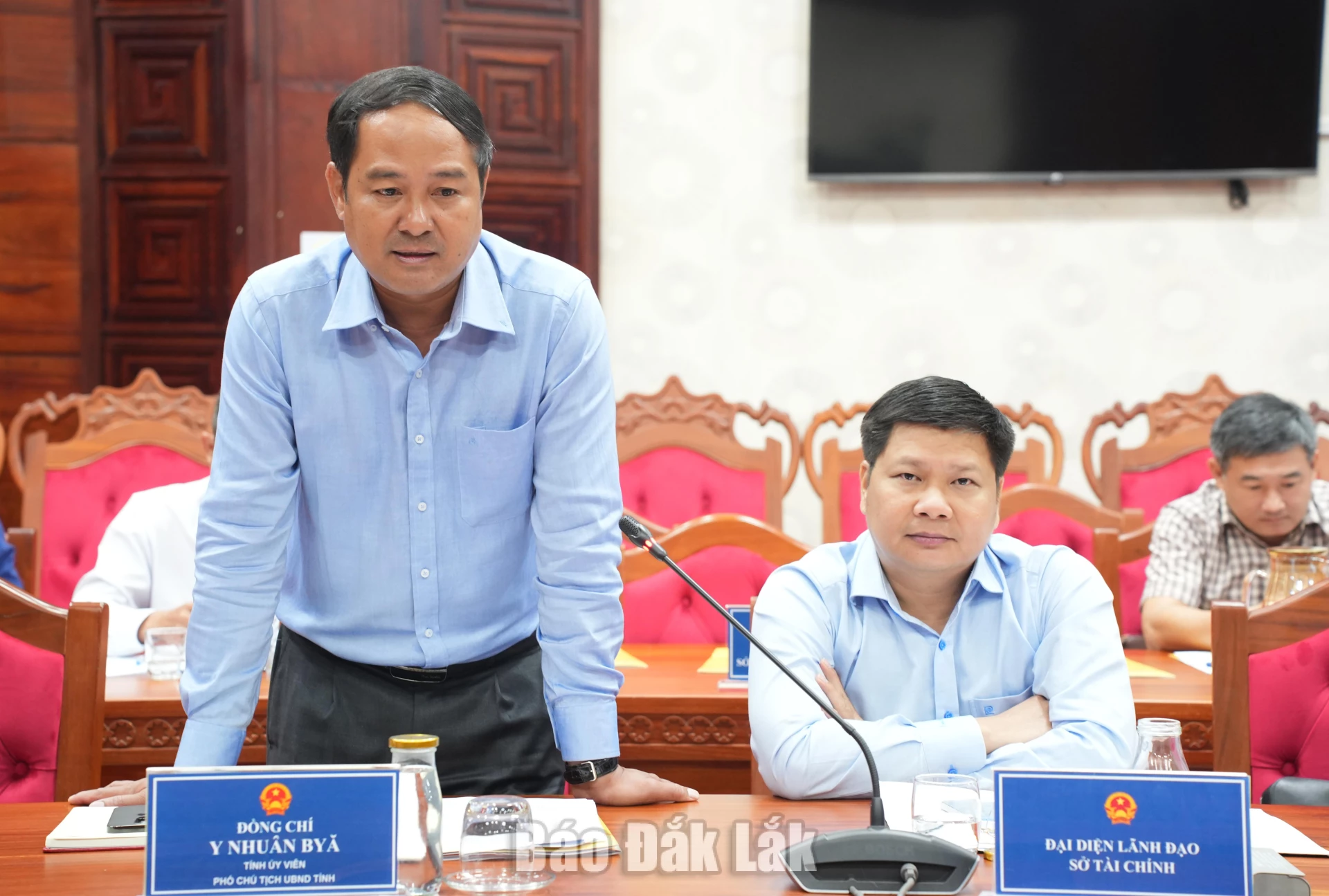 Phó Chủ tịch UBND tỉnh Y Nhuân Byă thông tin tình hình kinh tế - xã hội 9 tháng năm 2026.