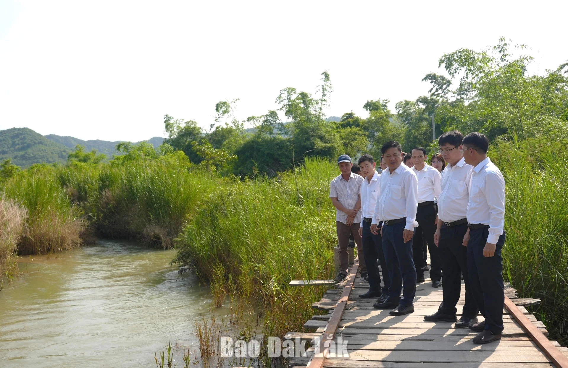 Comrade Luong Nguyen Minh Triet calling for a review and proposal to include the Song Co Bridge project in the list of works for flood alongside storm recovery in 2026.