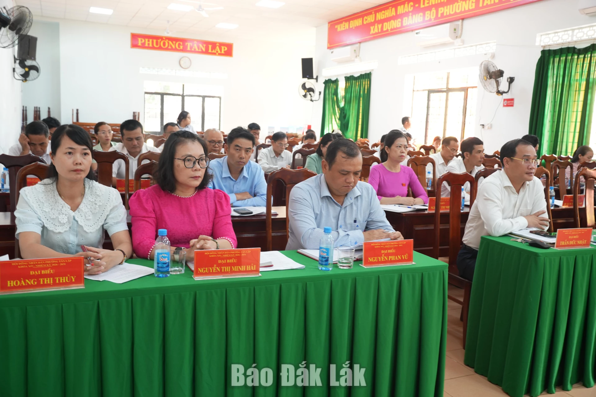 Các đại biểu dự kỳ họp.