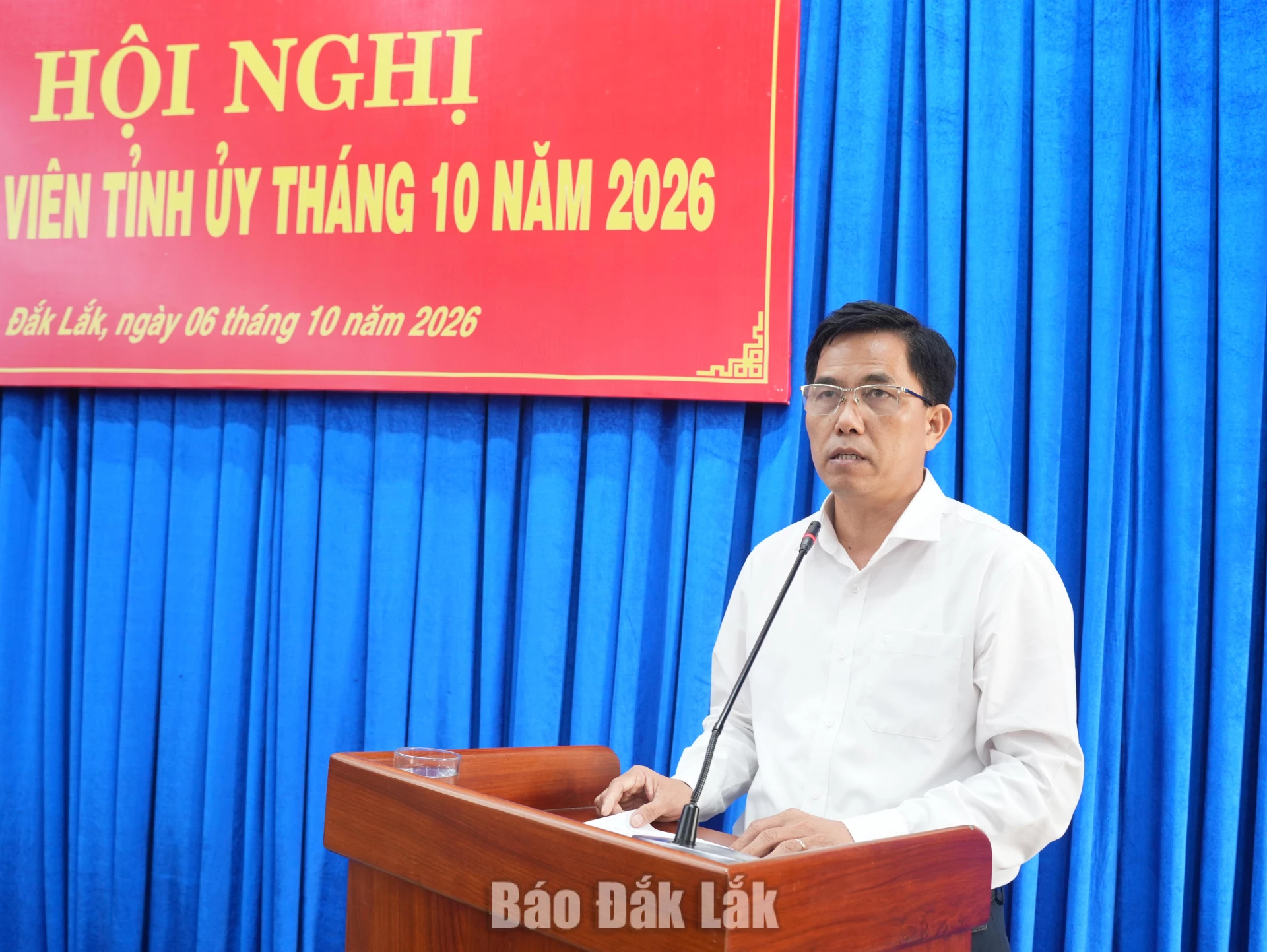 Phó Giám đốc Sở GD&ĐT Nguyễn Xuân Đá thông tin tại hội nghị.