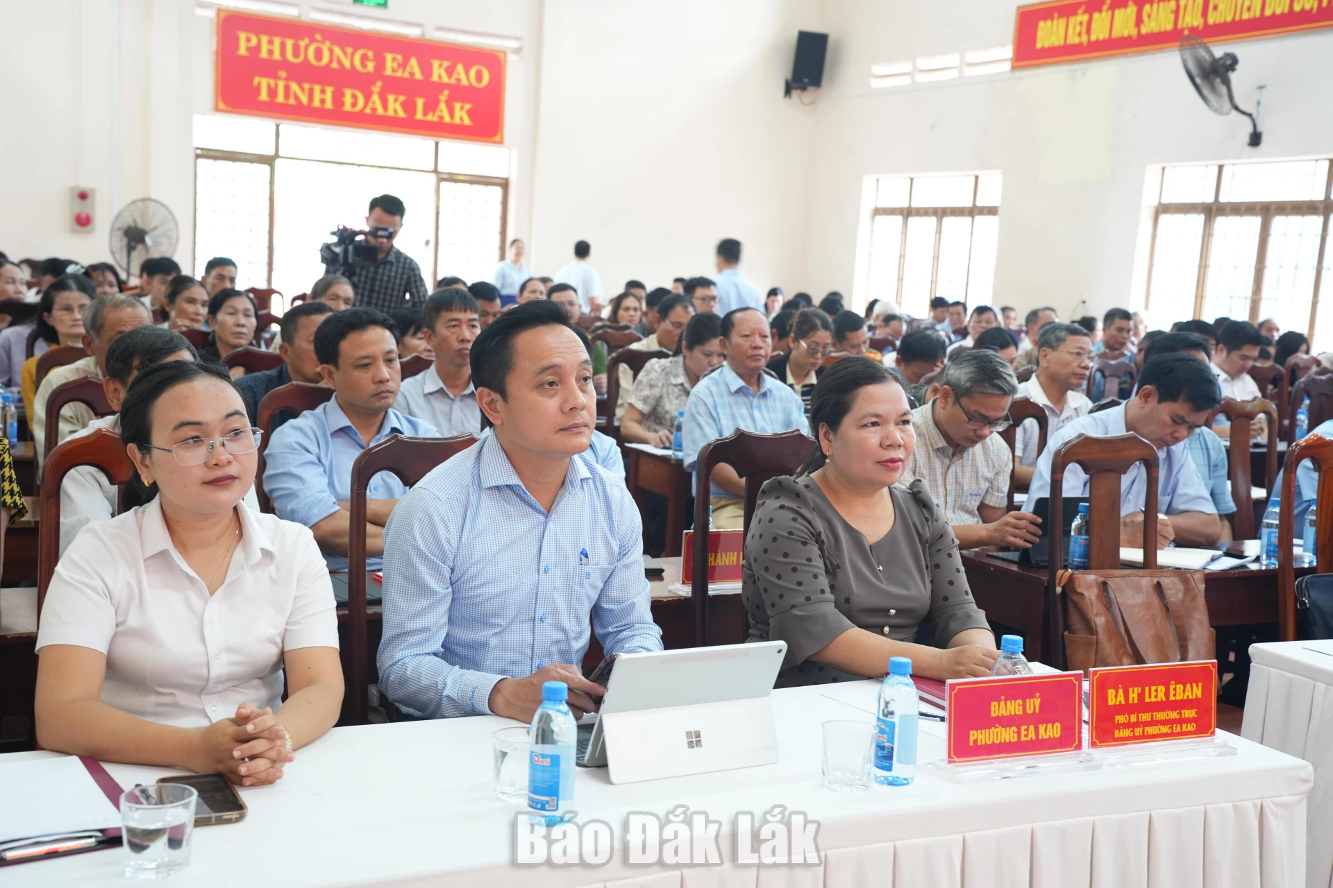 Các đại biểu, cử tri dự hội nghị.