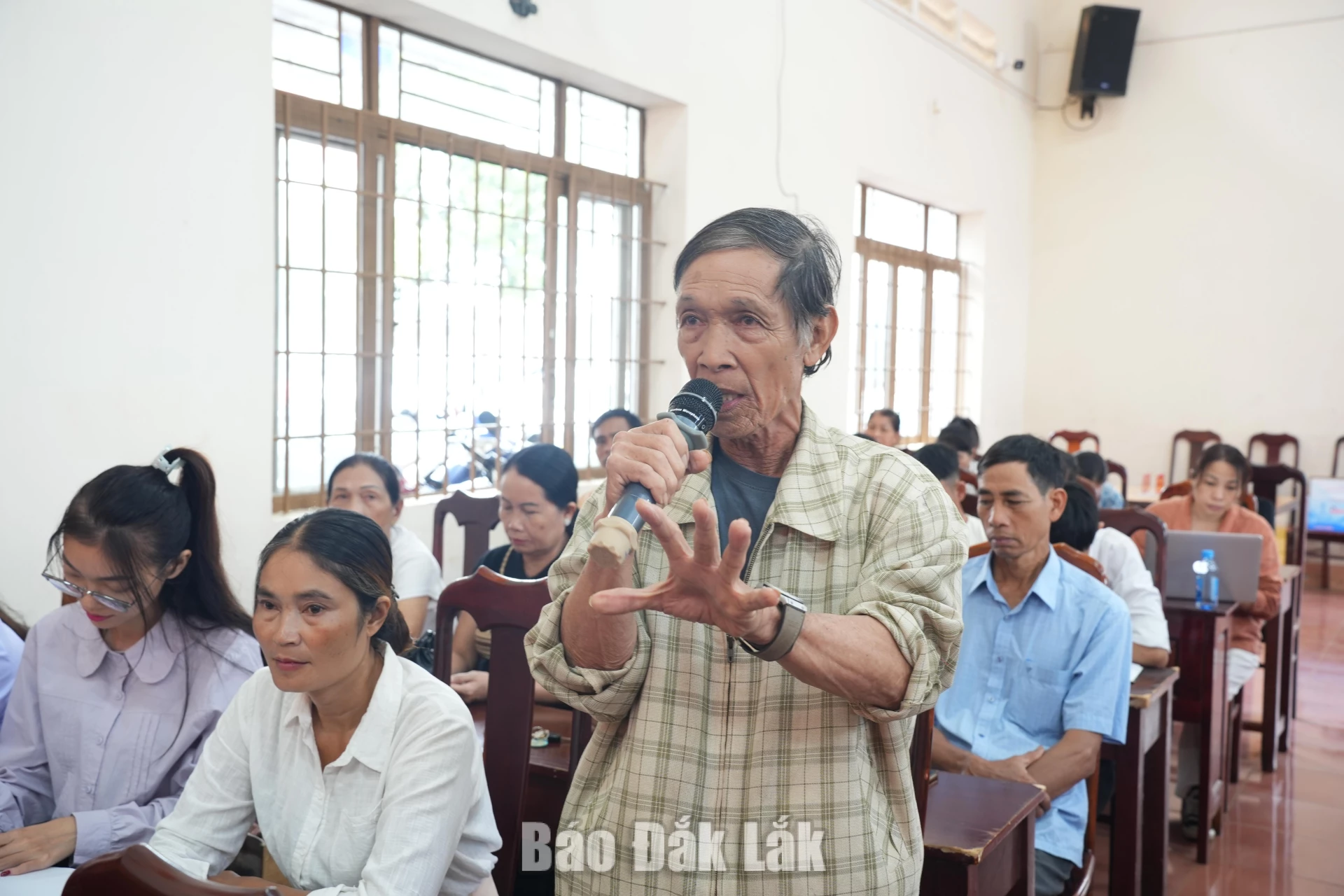 Cử tri phường Ea Kao nêu kiến nghị tại hội nghị.