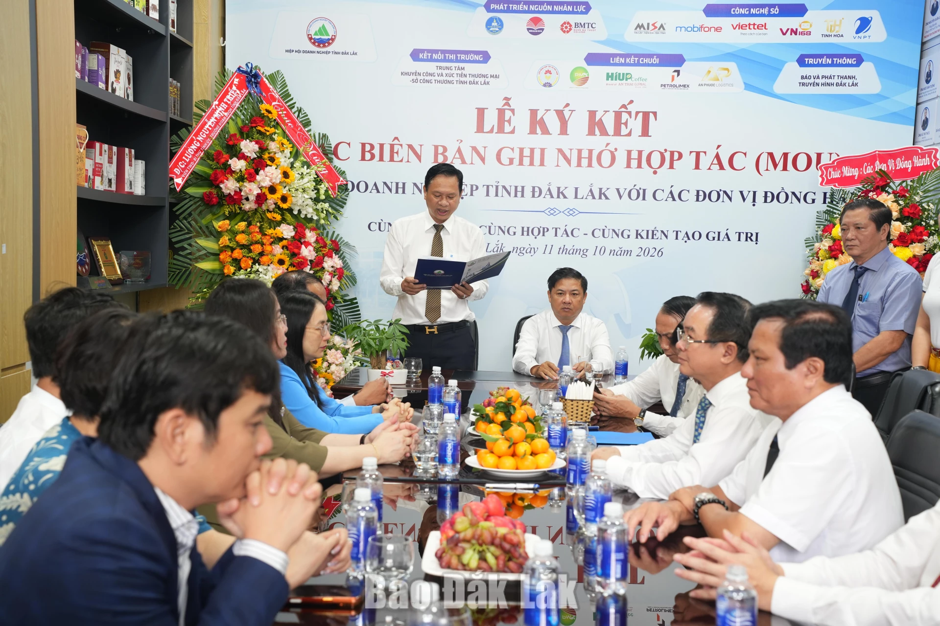 Doanh nhân Phạm Đông Thanh, Chủ tịch Hiệp hội Doanh nghiệp tỉnh Đắk Lắk báo cáo hoạt động của Hiệp hội Doanh nghiệp tỉnh Đắk Lắk.
