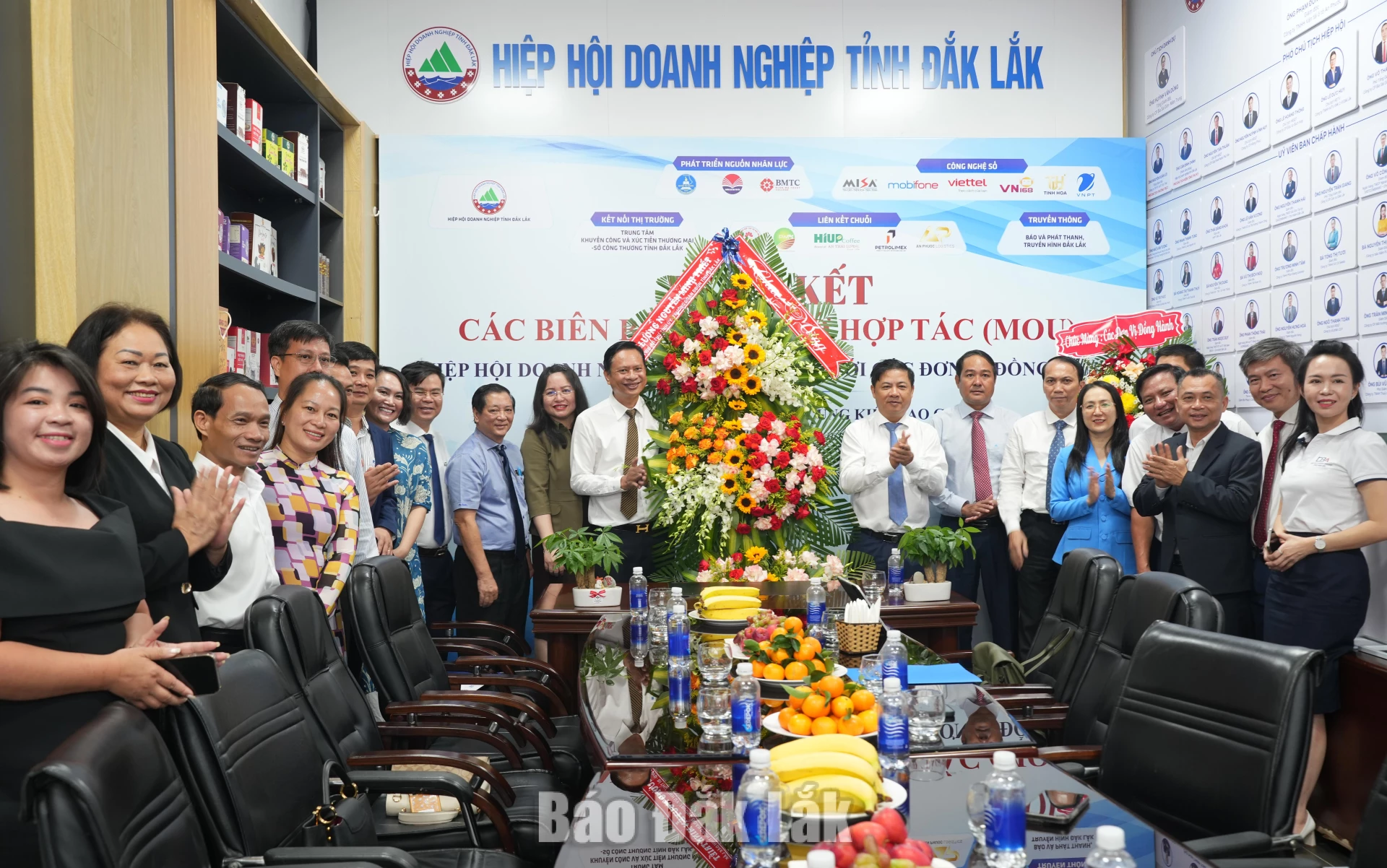 Bí thư Tỉnh ủy Lương Nguyễn Minh Triết tặng hoa chúc mừng Hiệp hội Doanh nghiệp tỉnh Đắk Lắk.