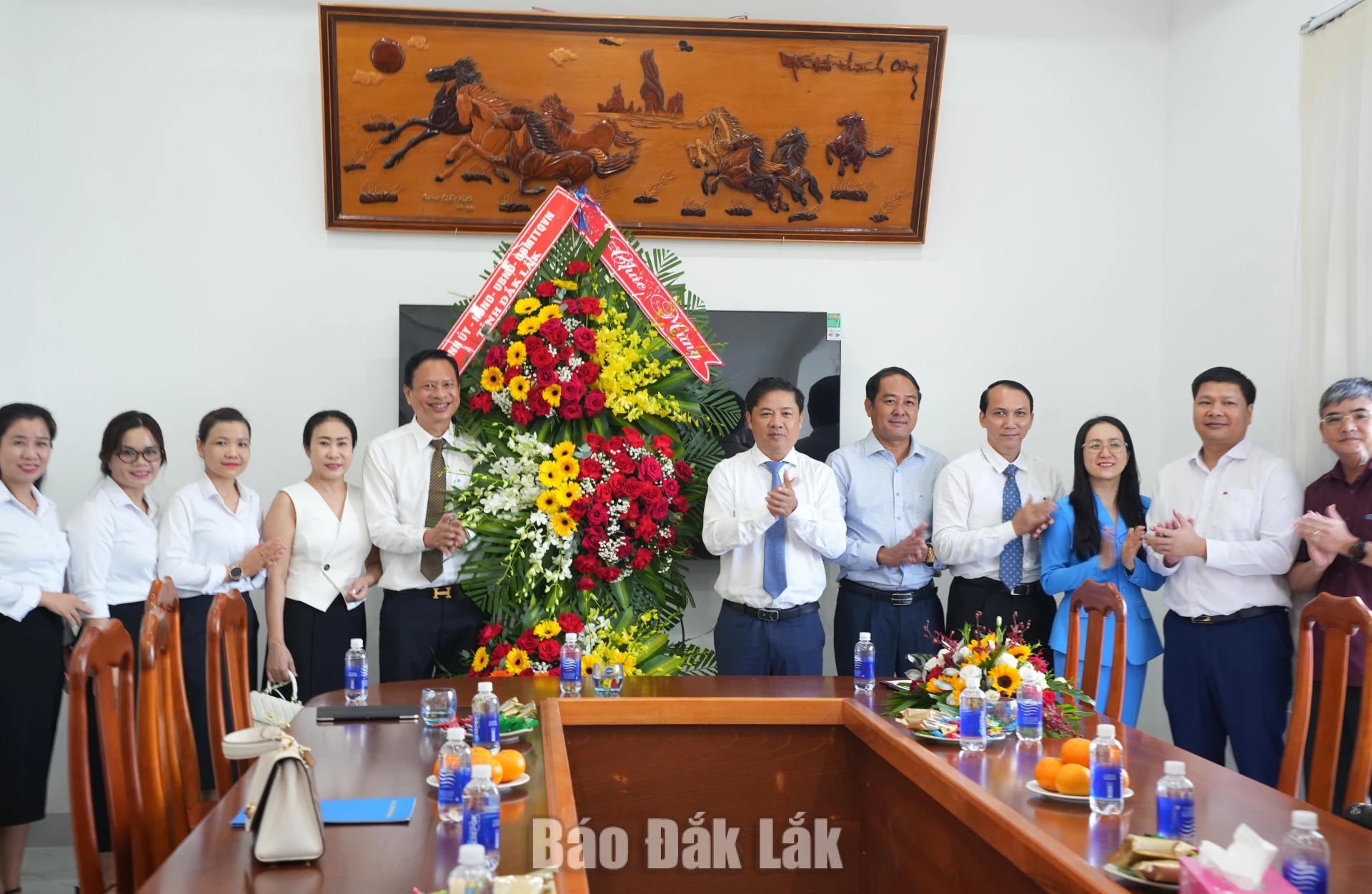 Bí thư Tỉnh ủy Lương Nguyễn Minh Triết tặng hoa chúc mừng Công ty TNHH Vận tải ô tô An Phước.